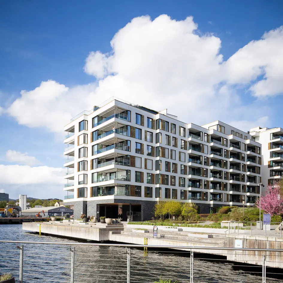 Lekker gjennomgående leilighet i 5. etg |Balkong på begge sider | 2 sov | 2 bad | Plusskonsept | Heis og garasje i huset photo 2