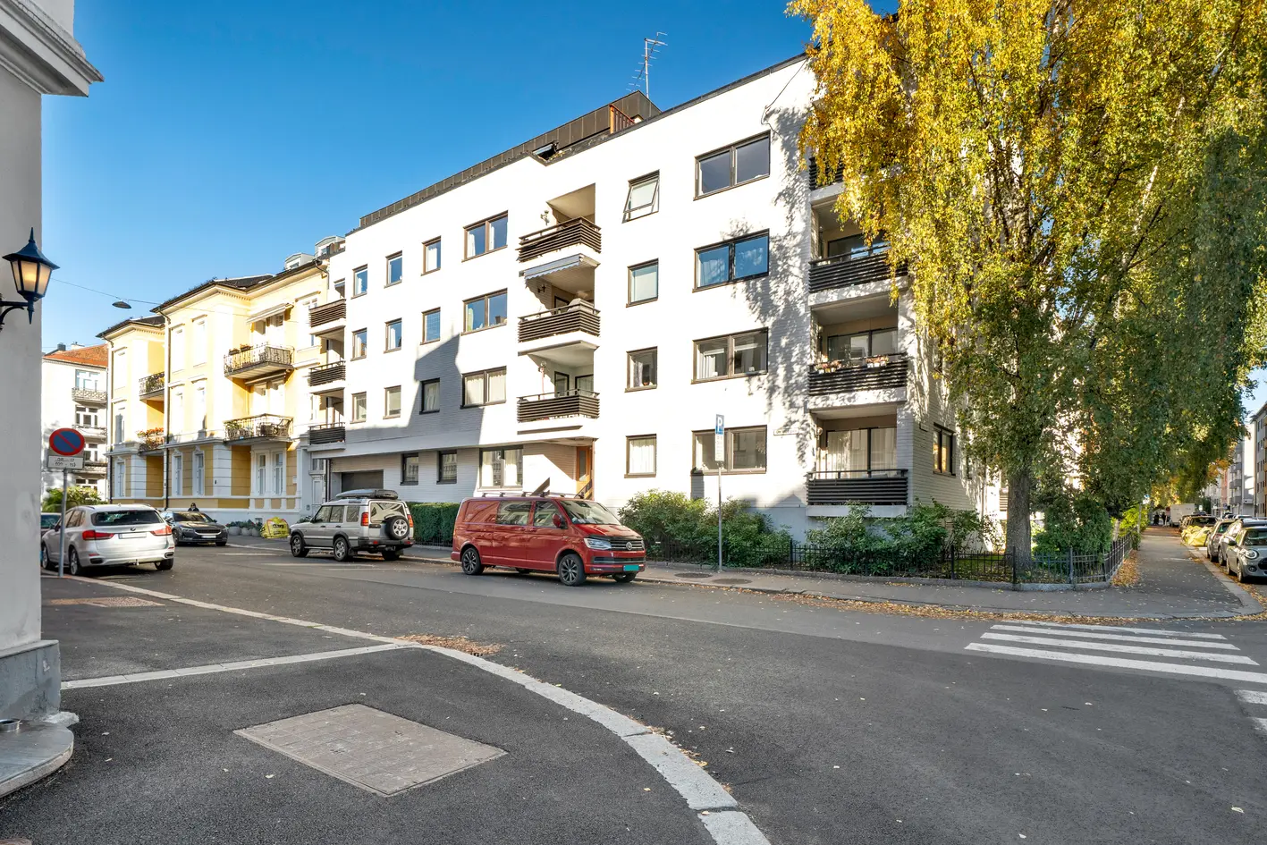 Praktisk, gj.gående 4R | Garasjeplass m/lader | 3 sov mot bakgård, mulighet for hybel | 2 bad | Heis | Rolig+ sentralt