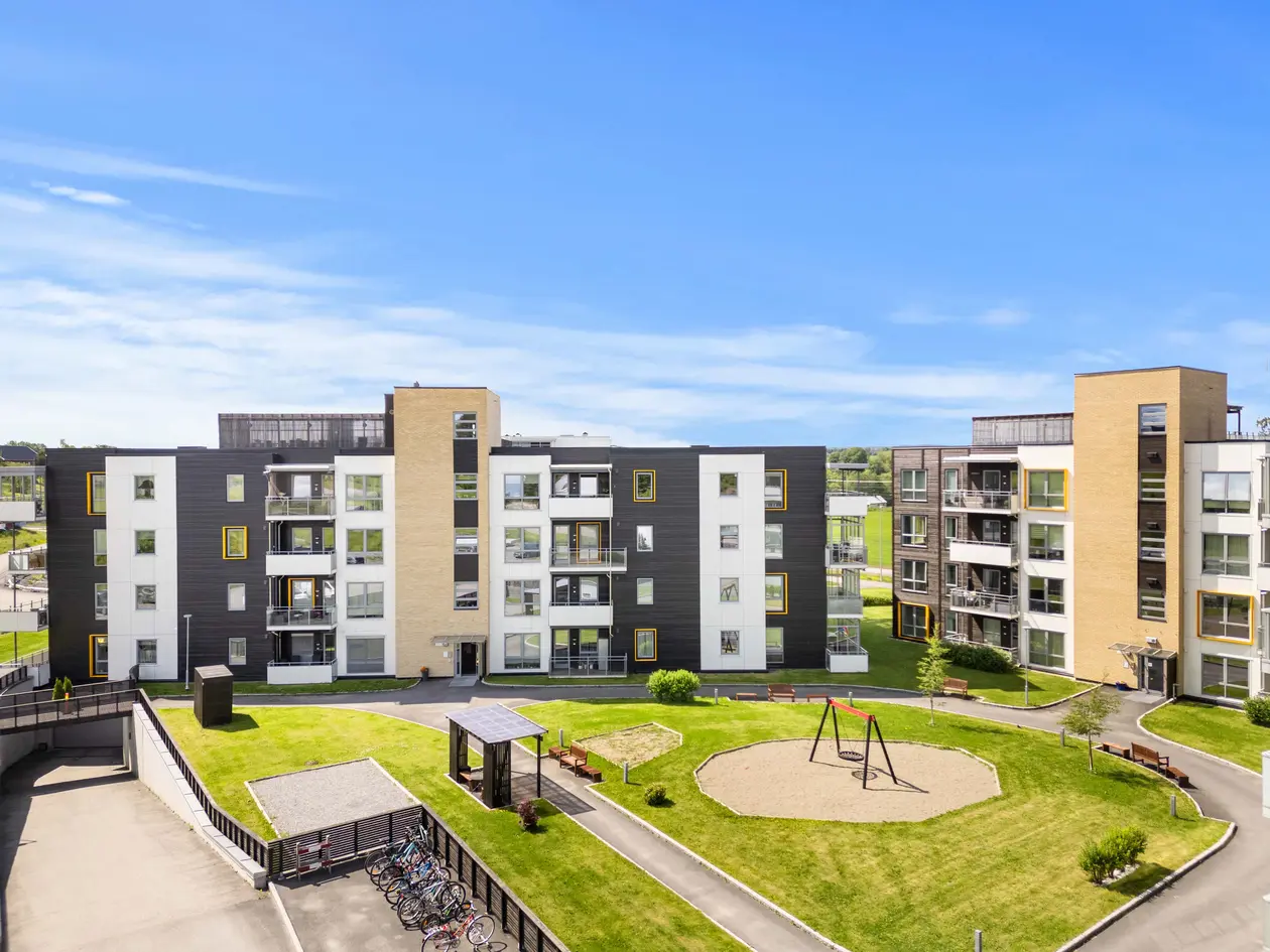 Romslig 4-roms eierleilighet med stor terrasse, garasjeplass og sentral beliggenhet på Årnes. photo 2