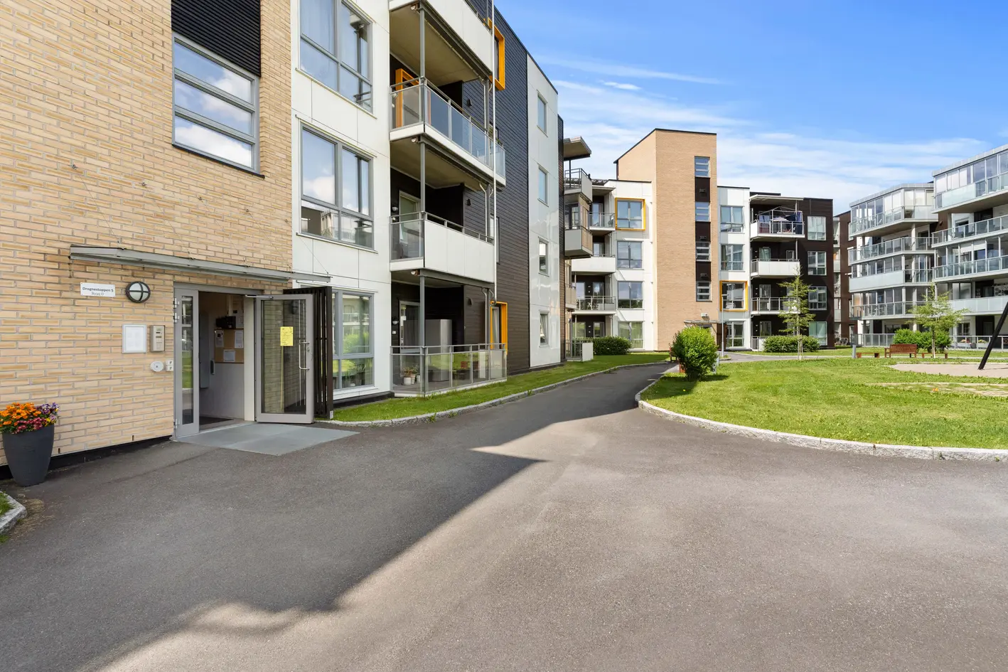 Romslig 4-roms eierleilighet med stor terrasse, garasjeplass og sentral beliggenhet på Årnes. photo 3