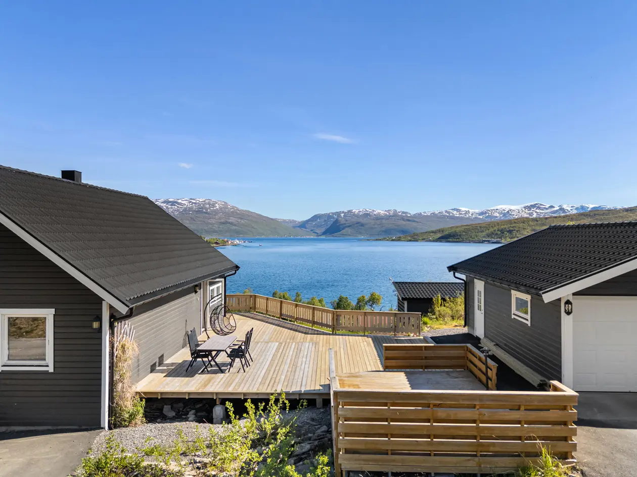 Naturskjønn eiendom i idylliske omgivelser - Garasje - Nærhet til hav og fjell - God pendleravstand - View 3