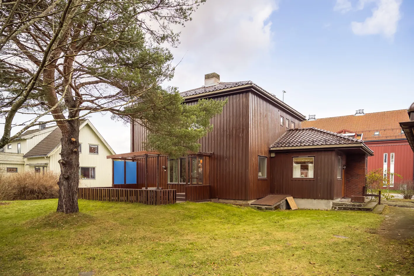 Enebolig med stor tomt på 1,1 mål med svært sentral beliggenhet. Dobbelgarasje. 4 soverom. 