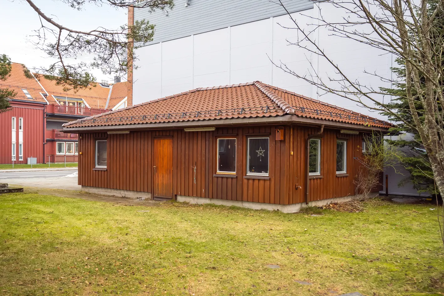 Enebolig med stor tomt på 1,1 mål med svært sentral beliggenhet. Dobbelgarasje. 4 soverom. photo 4
