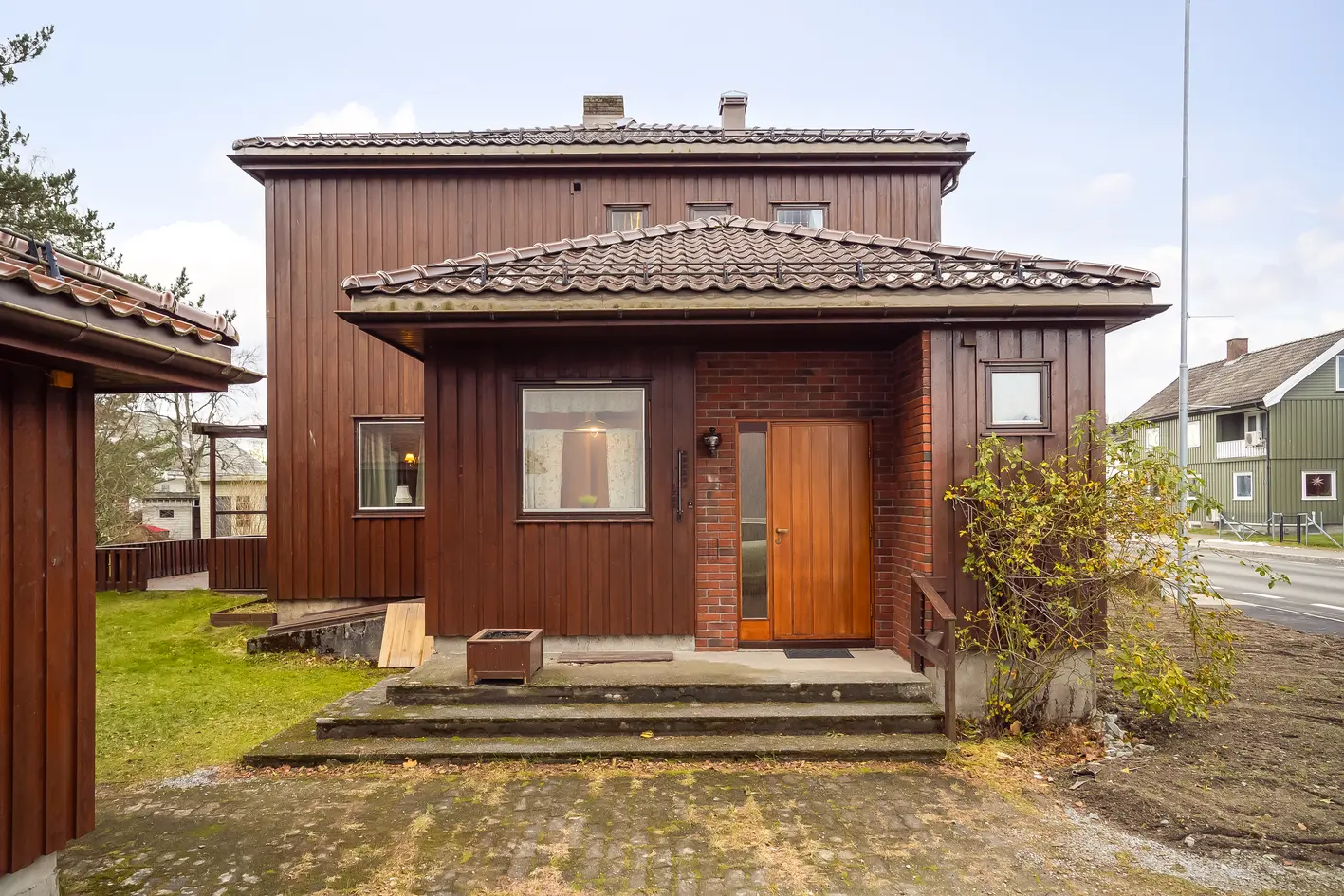 Enebolig med stor tomt på 1,1 mål med svært sentral beliggenhet. Dobbelgarasje. 4 soverom. photo 5