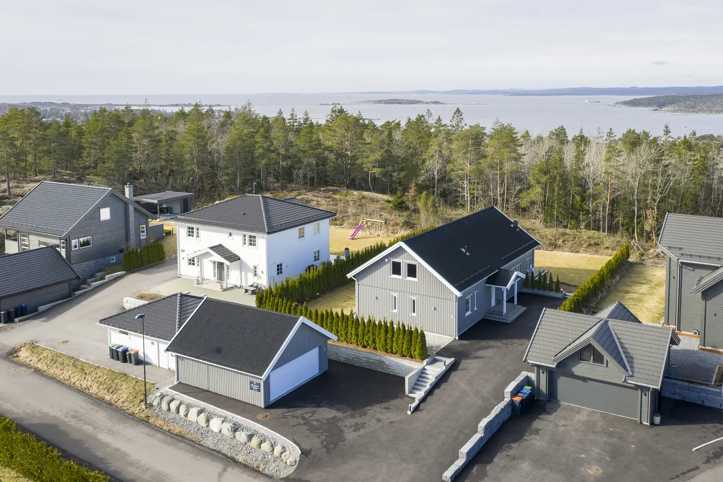 Innholdsrik og moderne enebolig fra 2021 - Romslig tomt med gode solforhold - Dobbelgarasje - Solceller - Energieffektiv, helgeroa