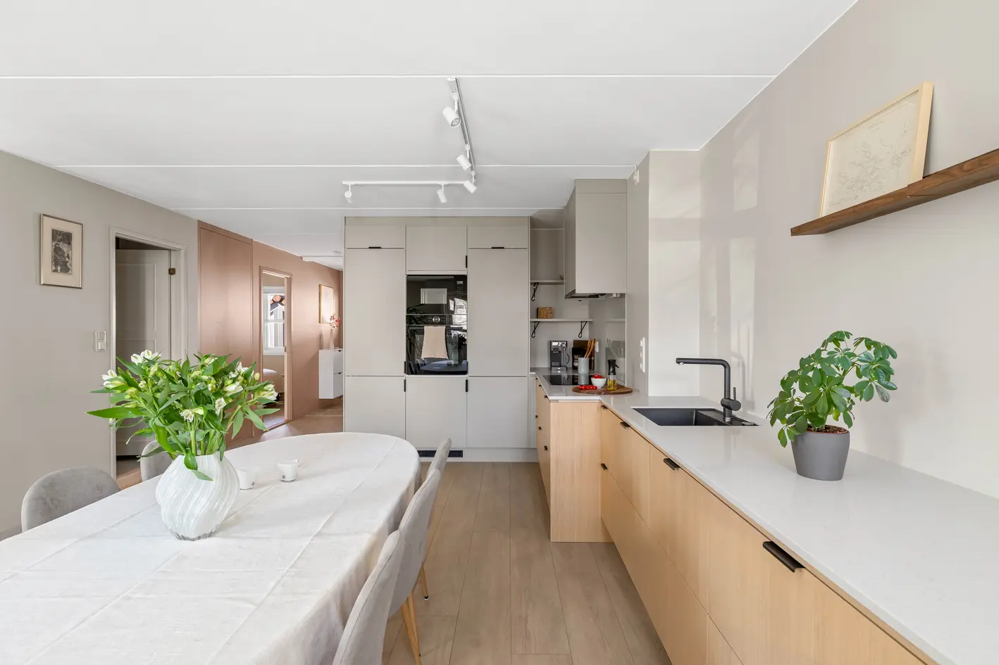 Stilfull leilighet med moderne preg, balkong, terrasse og praktisk planløsning i veletablert og sentralt boligområde! photo 3