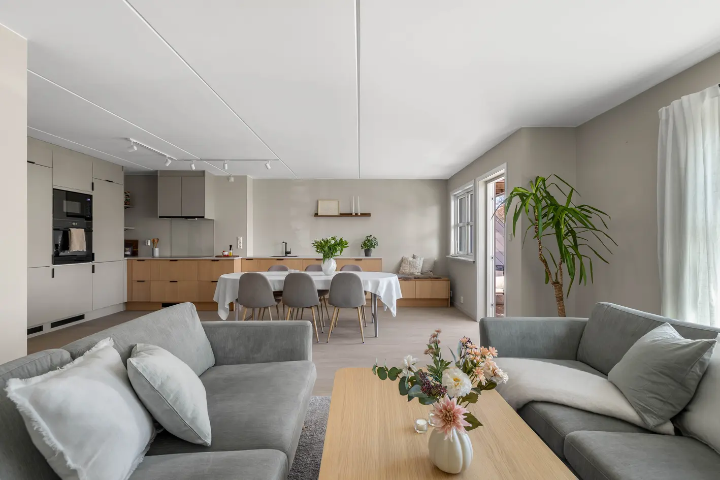 Stilfull leilighet med moderne preg, balkong, terrasse og praktisk planløsning i veletablert og sentralt boligområde!