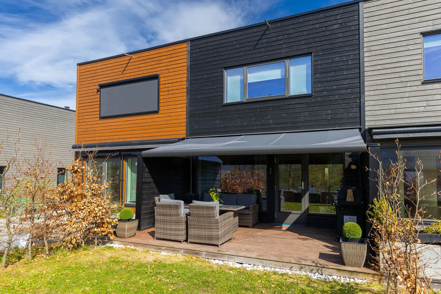 Moderne rekkehus fra 2020 - Parkeringsplass m/opplegg for elbil  lader - Utsikt over landlig idyll - Familievennlig photo 3