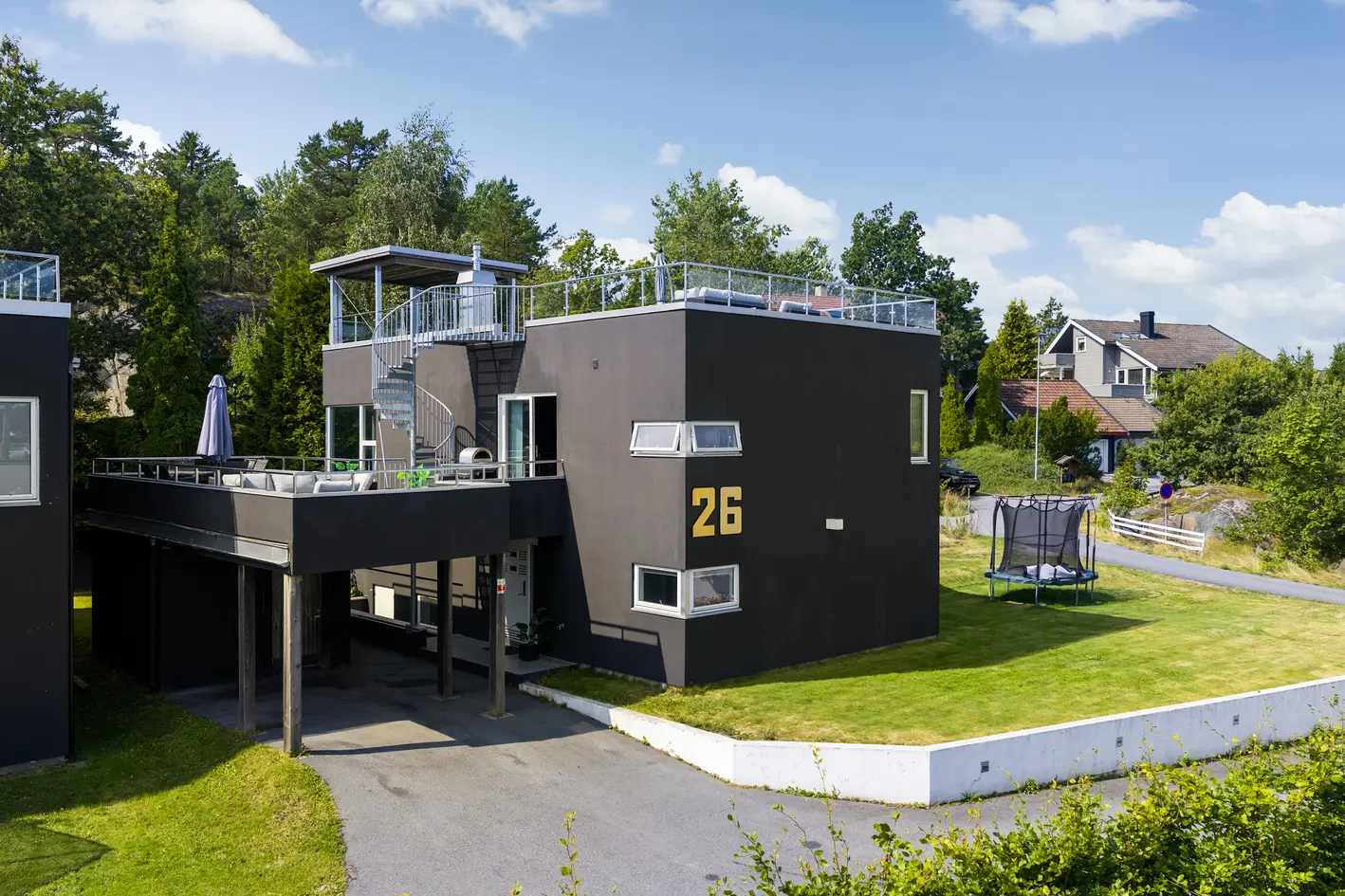 VISNING ETTER AVTALE |Lekker arkitekttegnet enebolig i blindvei | Stor takterrasse m/sjøutsikt | Solrikt og barnevennlig