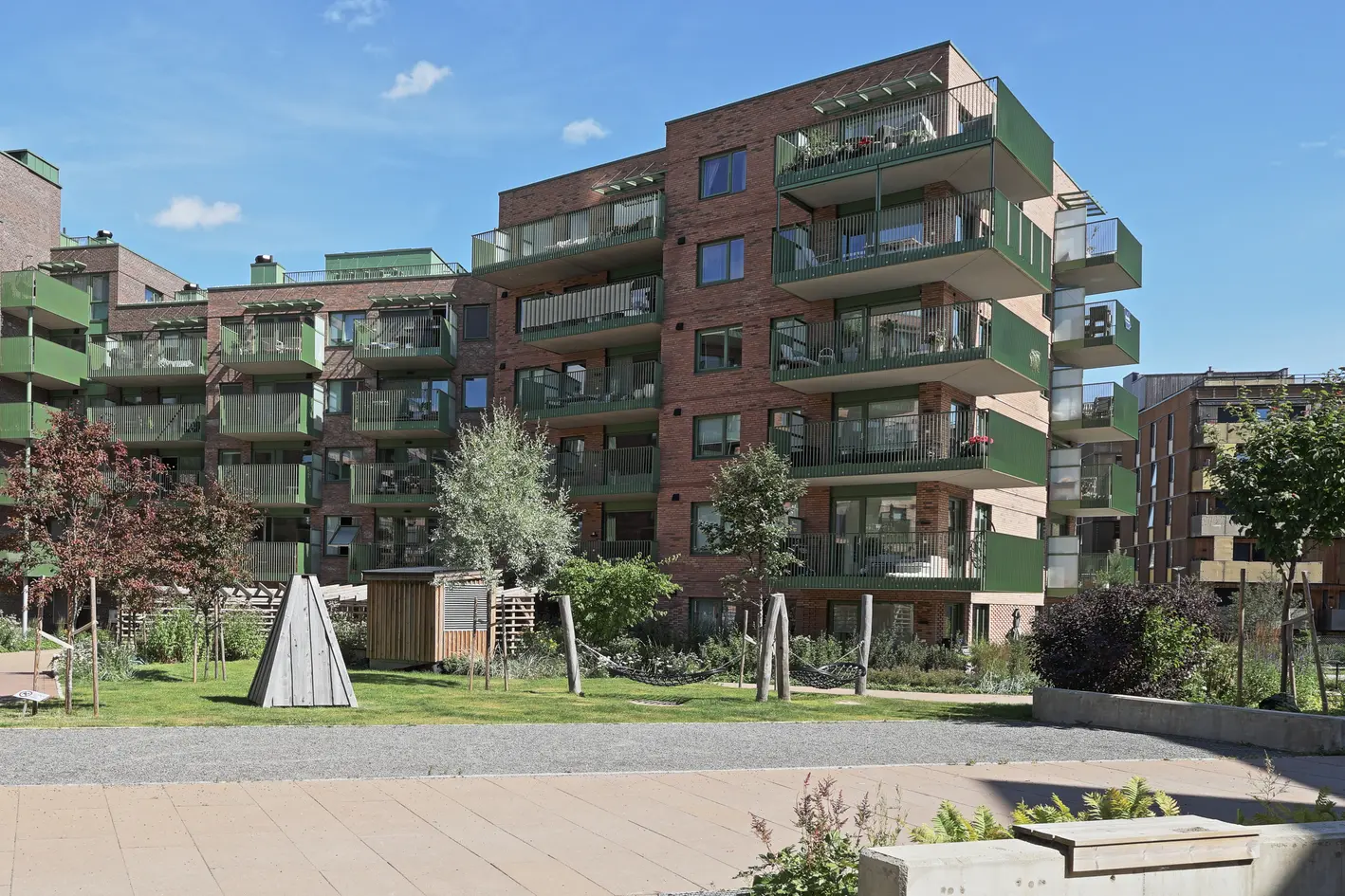 Strøken 3-roms hjørneleilighet m/ 20 kvm balkong, garasjepl. & heis | Glimrende solforhold, åpent & luftig | Fjernvarme photo 3