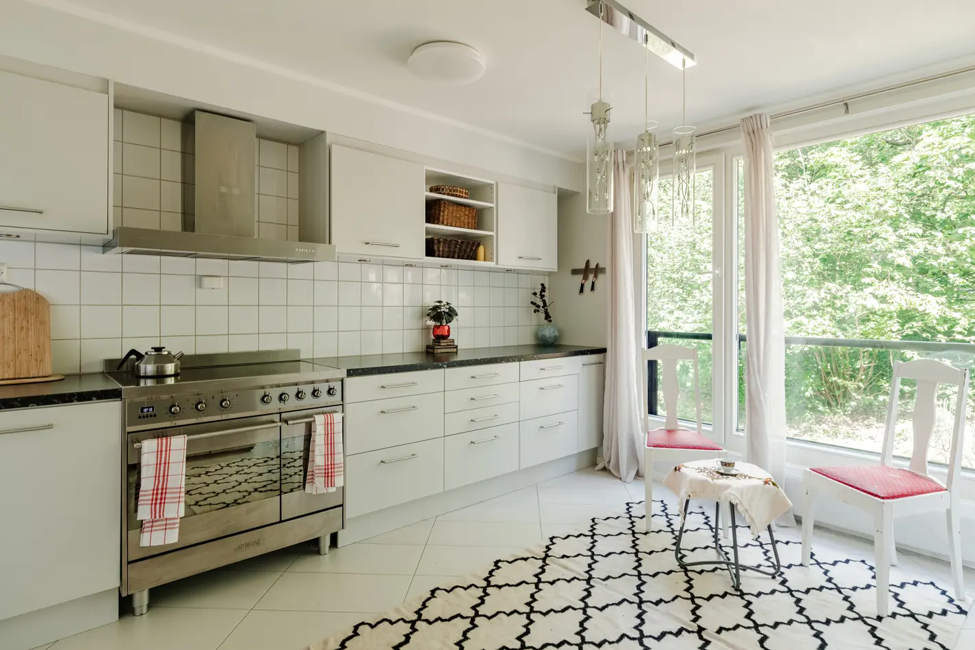 Moderne og romslig familiebolig over 2 plan med 4 sov, 2 bad, 2 stuer og flere uteplasser. 2 garasjeplasser. Barnevennlig! photo 2
