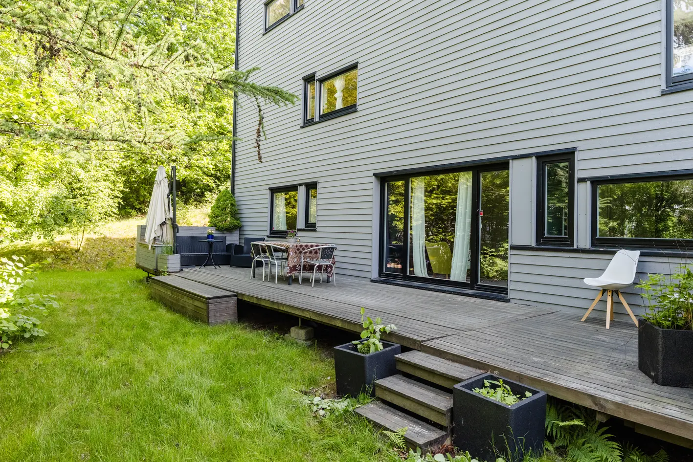Moderne og romslig familiebolig over 2 plan med 4 sov, 2 bad, 2 stuer og flere uteplasser. 2 garasjeplasser. Barnevennlig! photo 4