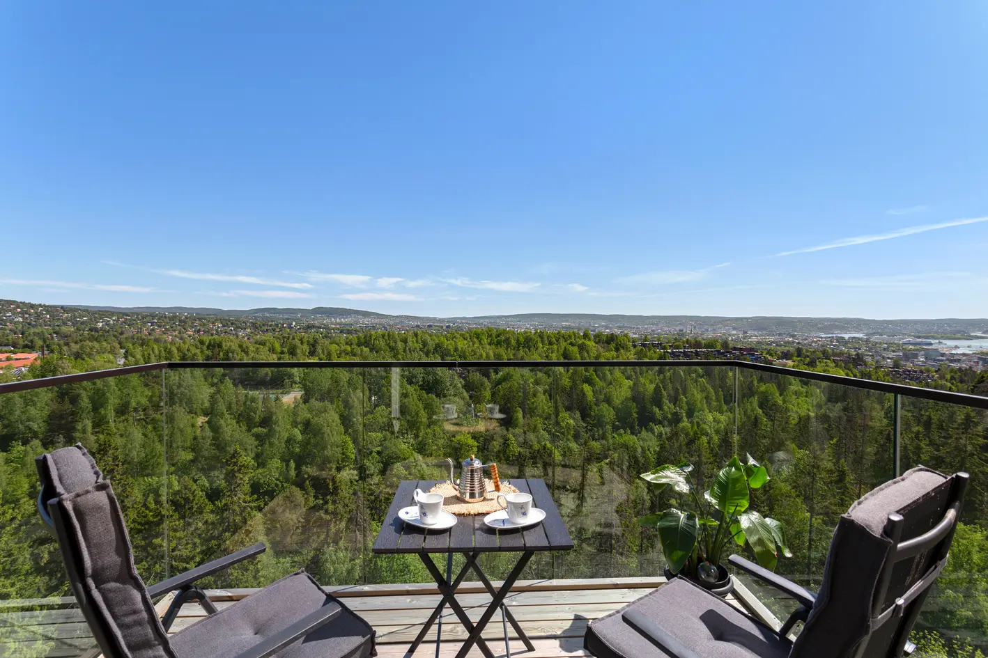 Spektakulær topp-/endeleilighet fra 2023 | 3 balkonger (34 kvm) m/panoramautsikt og sol hele dagen | Heis | Garasje m/EL photo 2