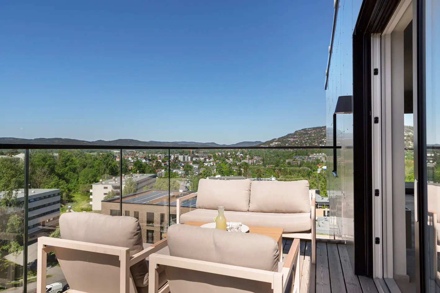 Spektakulær topp-/endeleilighet fra 2023 | 3 balkonger (34 kvm) m/panoramautsikt og sol hele dagen | Heis | Garasje m/EL photo 3
