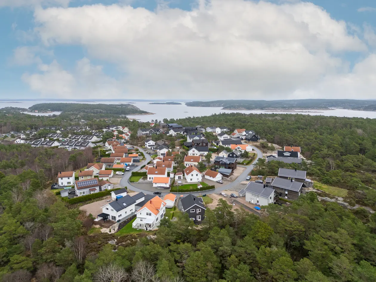 Attraktiv familiebolig med god standard, åpen planløsning, solrike uteplasser og skogsutsikt. Mulighet for 4 soverom. photo 4