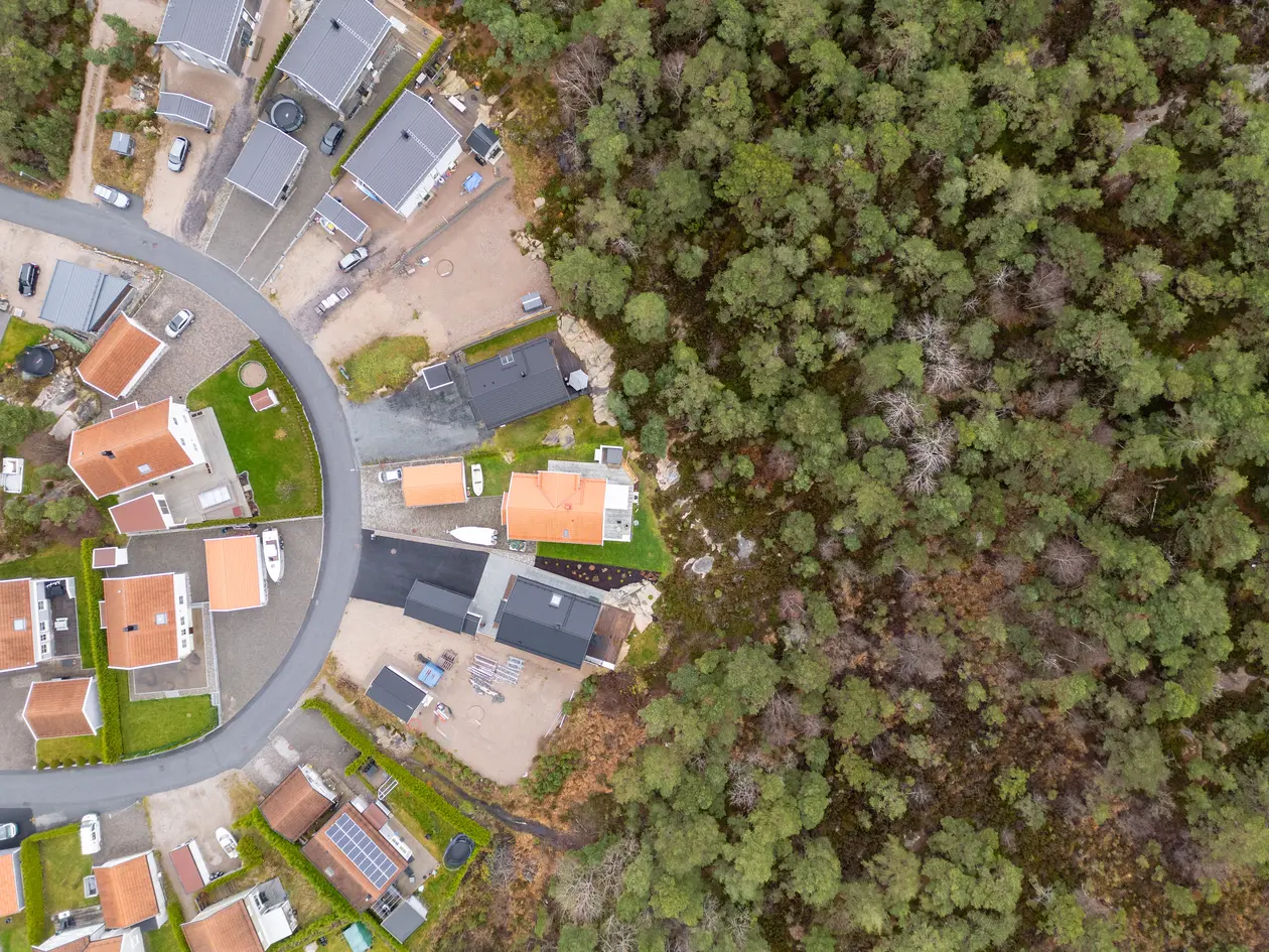 Attraktiv familiebolig med god standard, åpen planløsning, solrike uteplasser og skogsutsikt. Mulighet for 4 soverom. photo 3