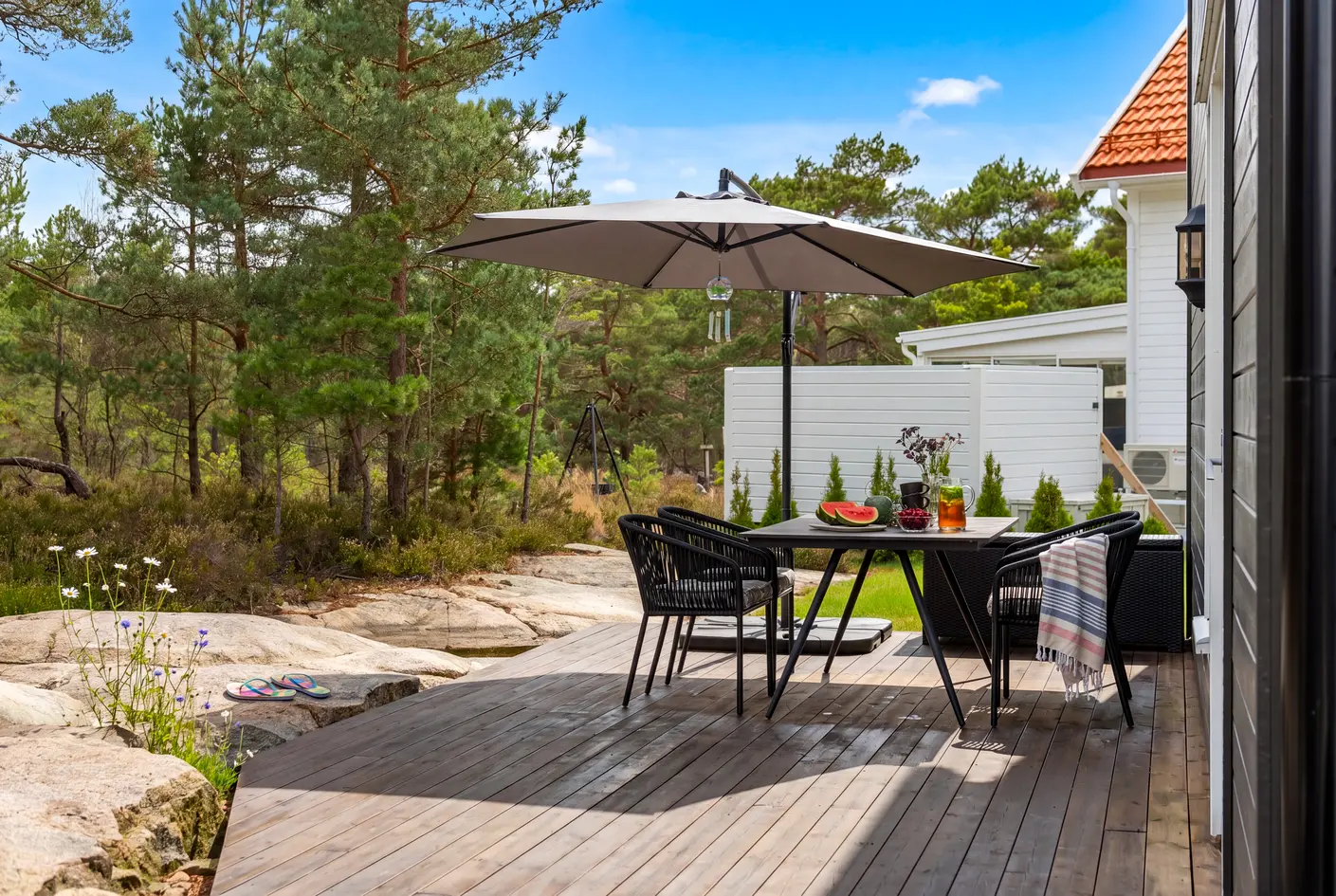 Attraktiv familiebolig med god standard, åpen planløsning, solrike uteplasser og skogsutsikt. Mulighet for 4 soverom. photo 2