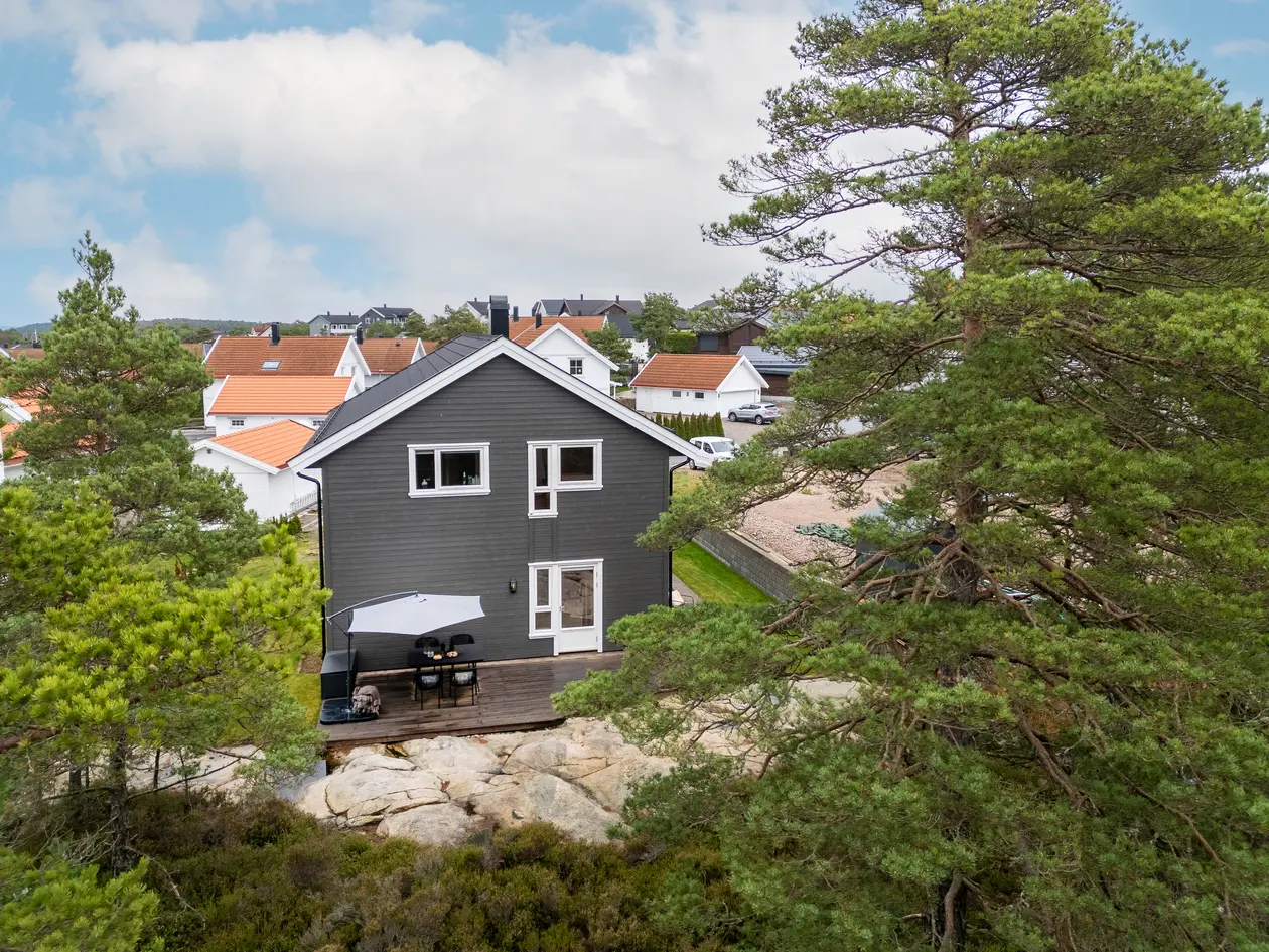 Attraktiv familiebolig med god standard, åpen planløsning, solrike uteplasser og skogsutsikt. Mulighet for 4 soverom.