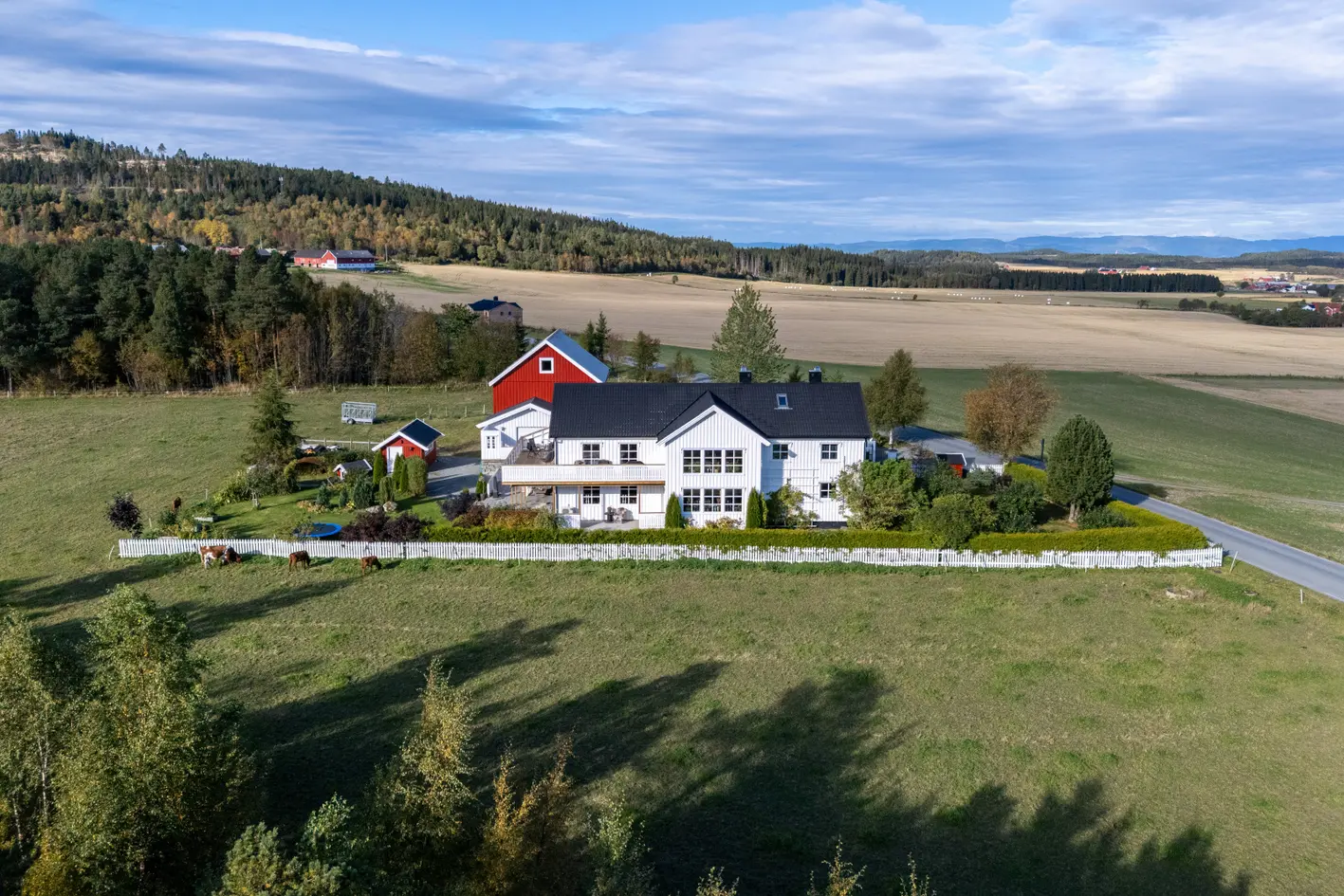 Innholdsrikt småbruk med låve i naturskjønne omgivelser. 28 mål tomt. 641 BRA alle bygg.  Utleiemulighet.  photo 2