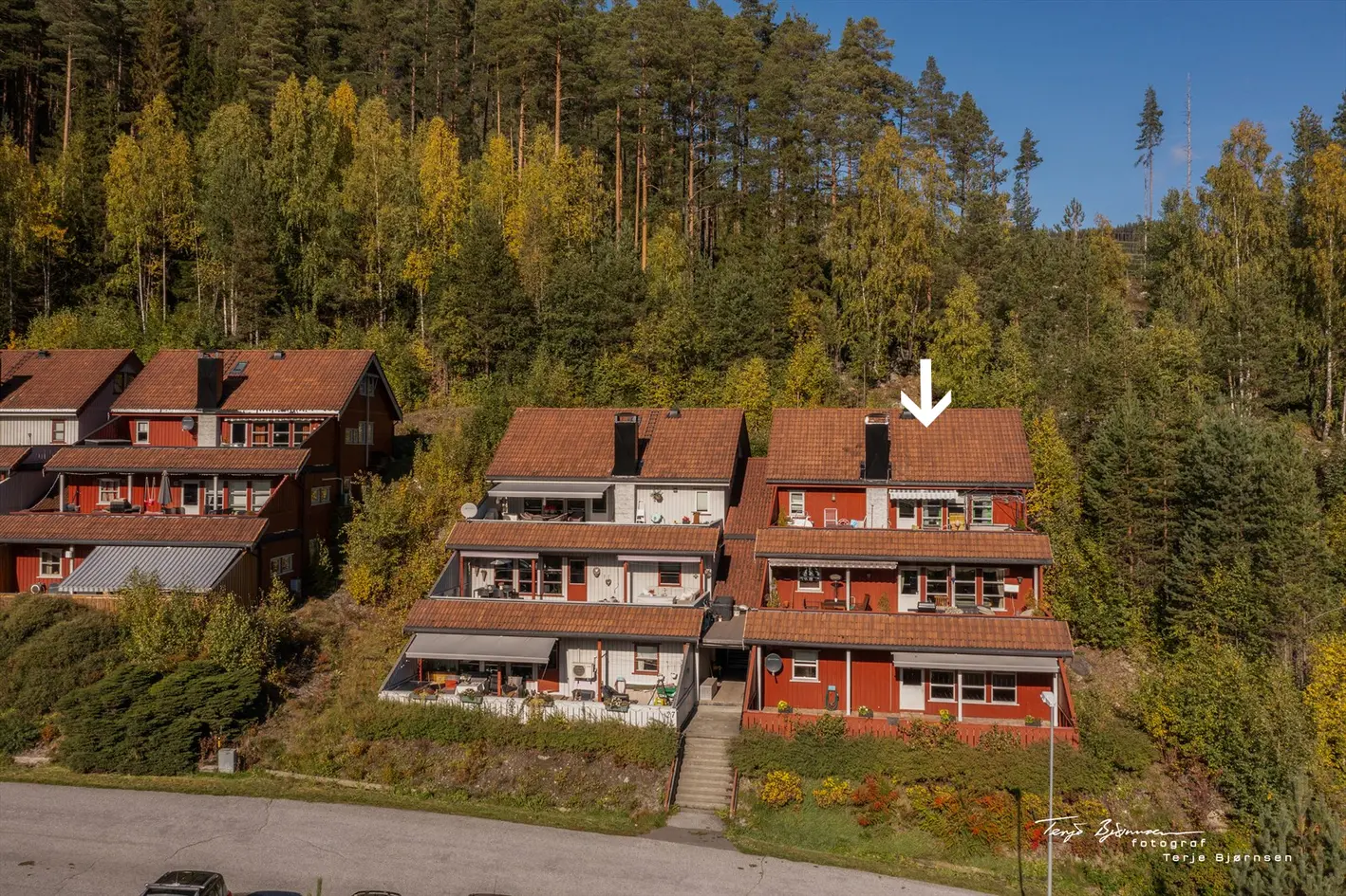 Stor terrasseleilighet over to plan med tre soverom og to bad! Sørvendt terrasse på 40 kvm | Carport med bod