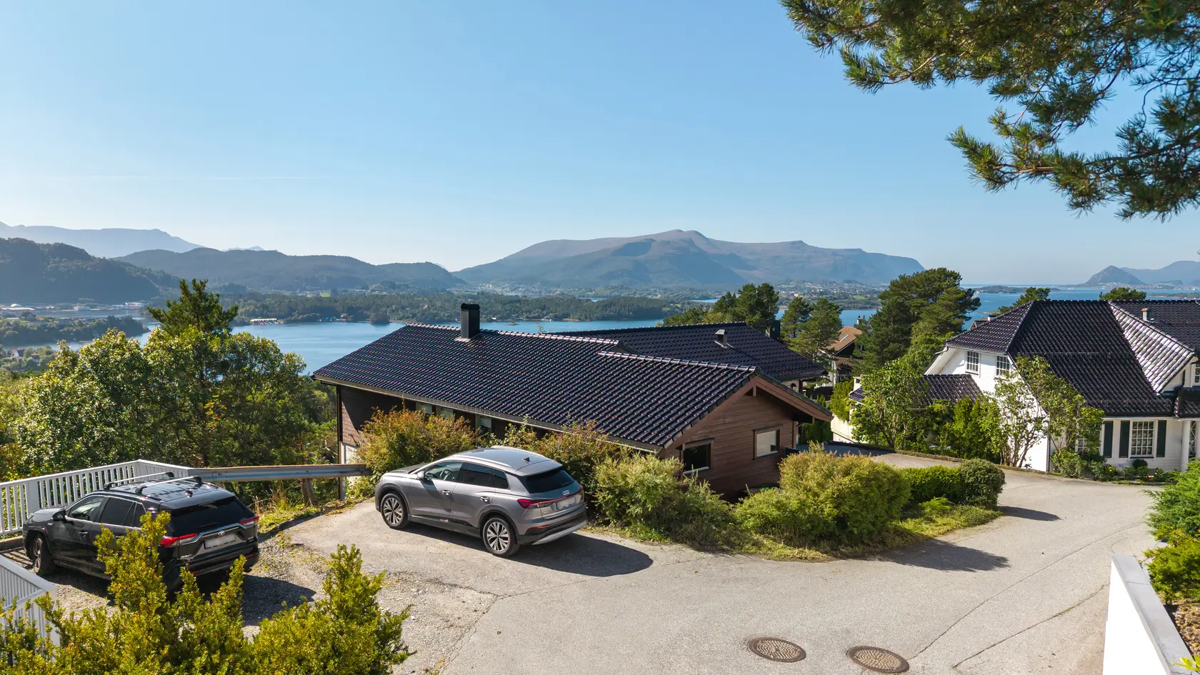 Stor og oppgardert enebolig med flott utsikt | Garasje | Solrik terrasse | 2 bad | 4 soverom photo 4