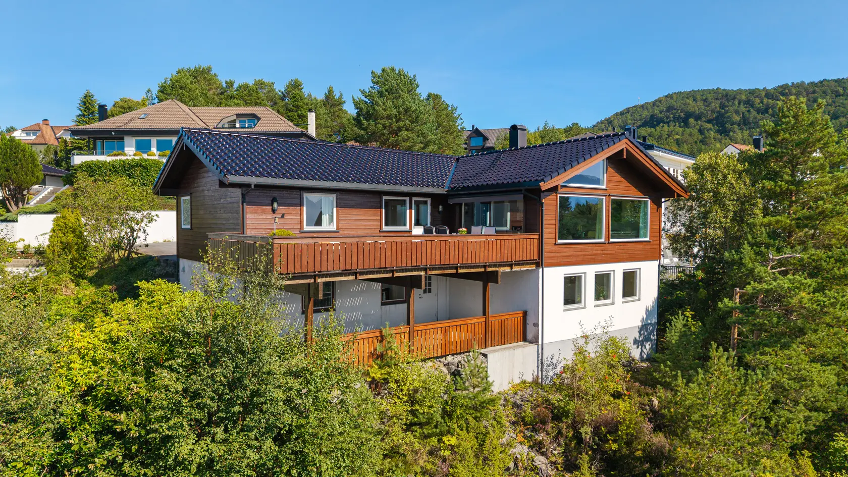 Stor og oppgardert enebolig med flott utsikt | Garasje | Solrik terrasse | 2 bad | 4 soverom