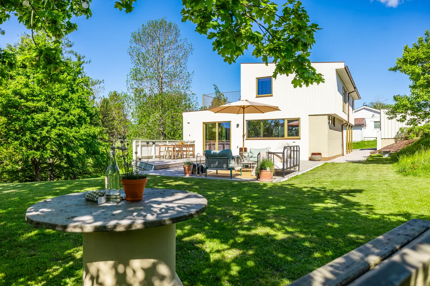 Arkitekttegnet original funkisbolig i naturskjønne omgivelser. Renovert/ombygget 2022-24. Vestvendt tomt på 1777m².