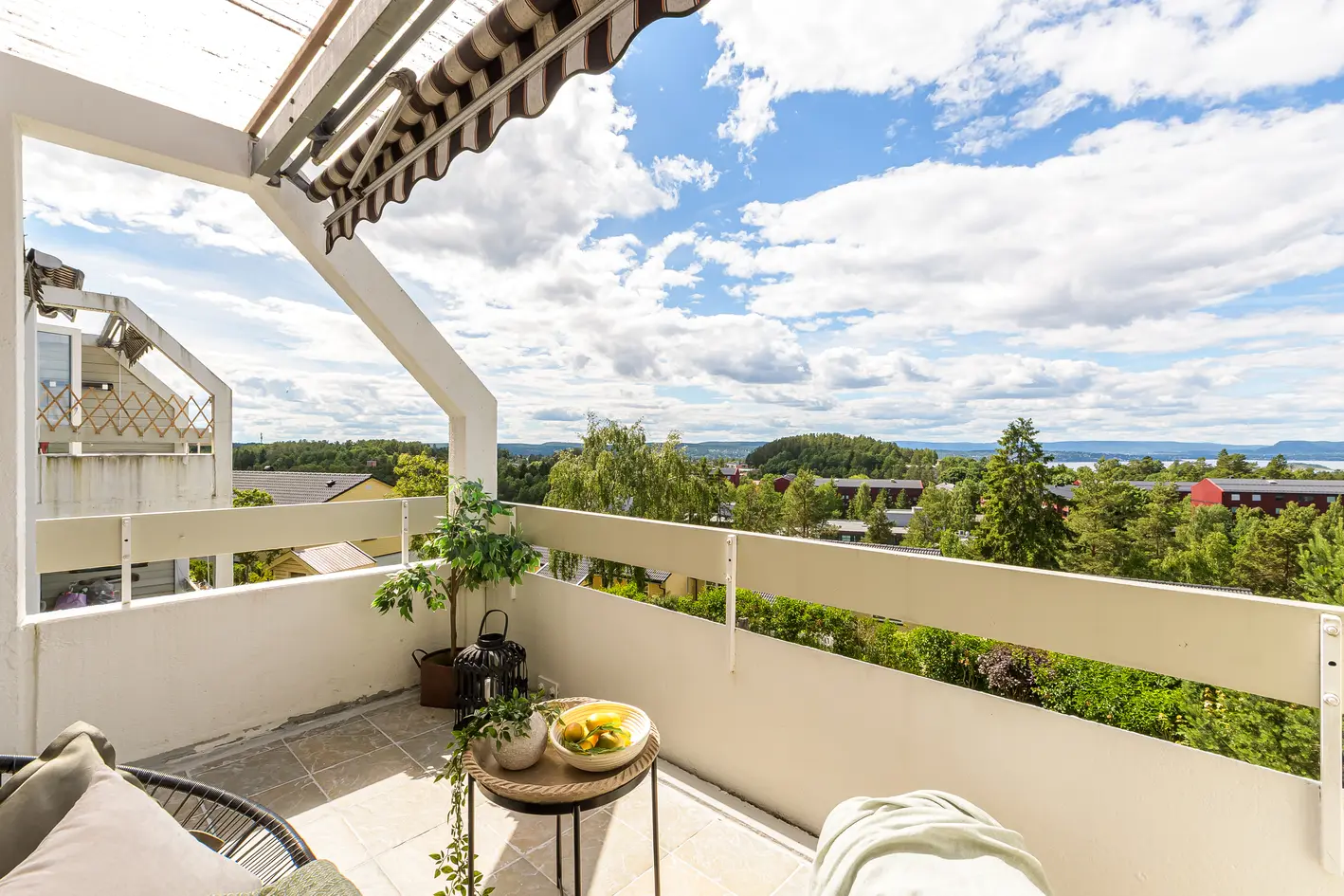 Lekker og romslig leilighet over 2-plan med nydelig sol-og utsiktsforhold | Balkong og markterrasse | Fjordutsikt - View 6