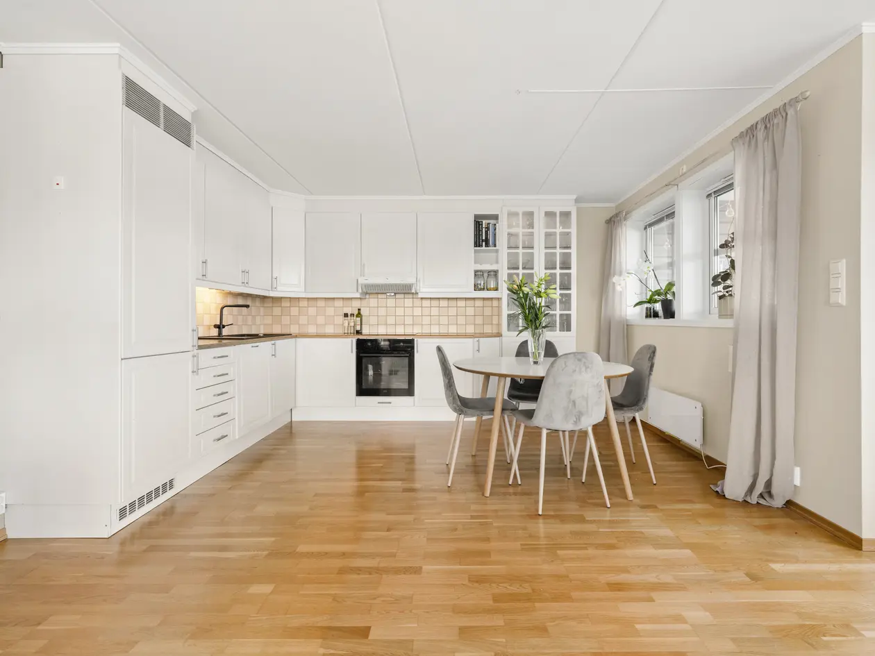 4-roms endeleilighet i høy 1. etasje med vestvendt veranda, fint utsyn og enkel adkomst. Garasjeplass. photo 3