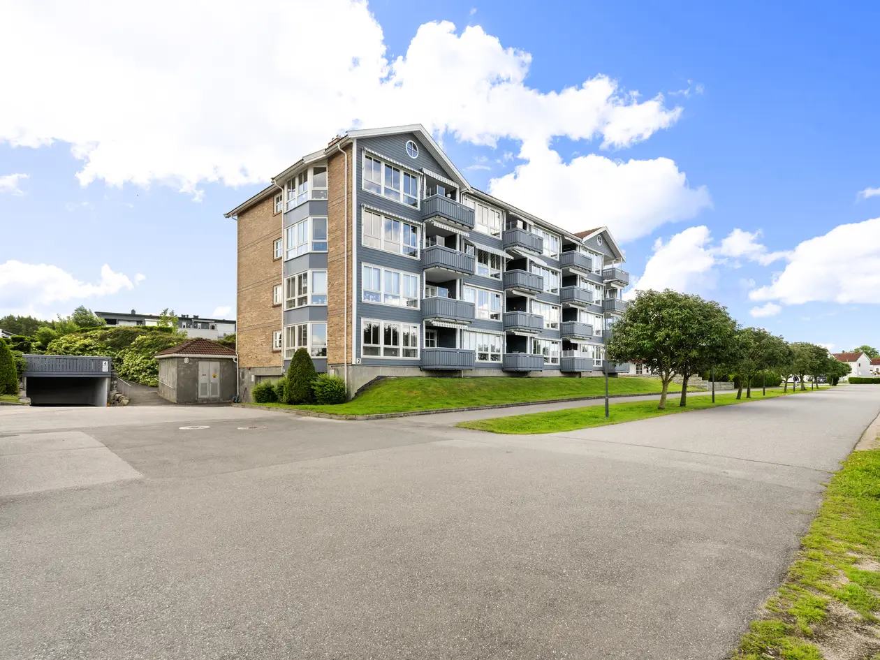 4-roms endeleilighet i høy 1. etasje med vestvendt veranda, fint utsyn og enkel adkomst. Garasjeplass. photo 2