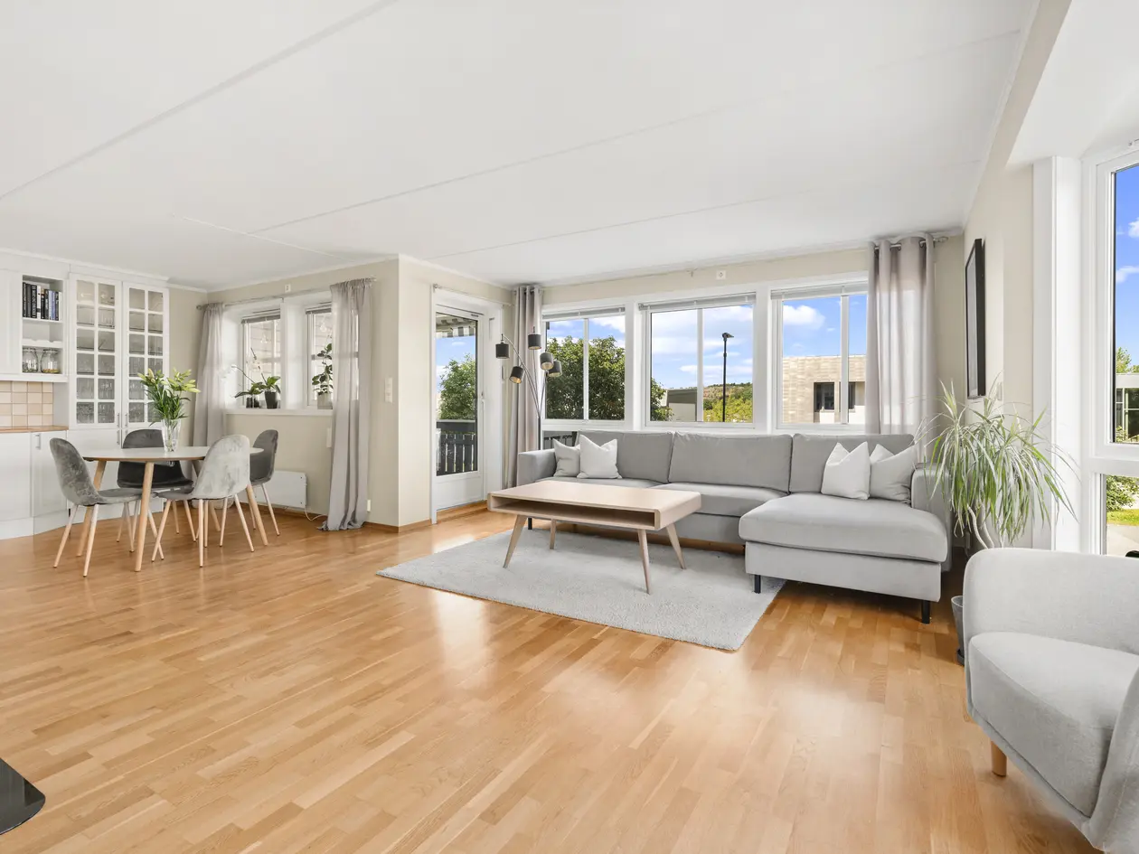4-roms endeleilighet i høy 1. etasje med vestvendt veranda, fint utsyn og enkel adkomst. Garasjeplass. photo 5