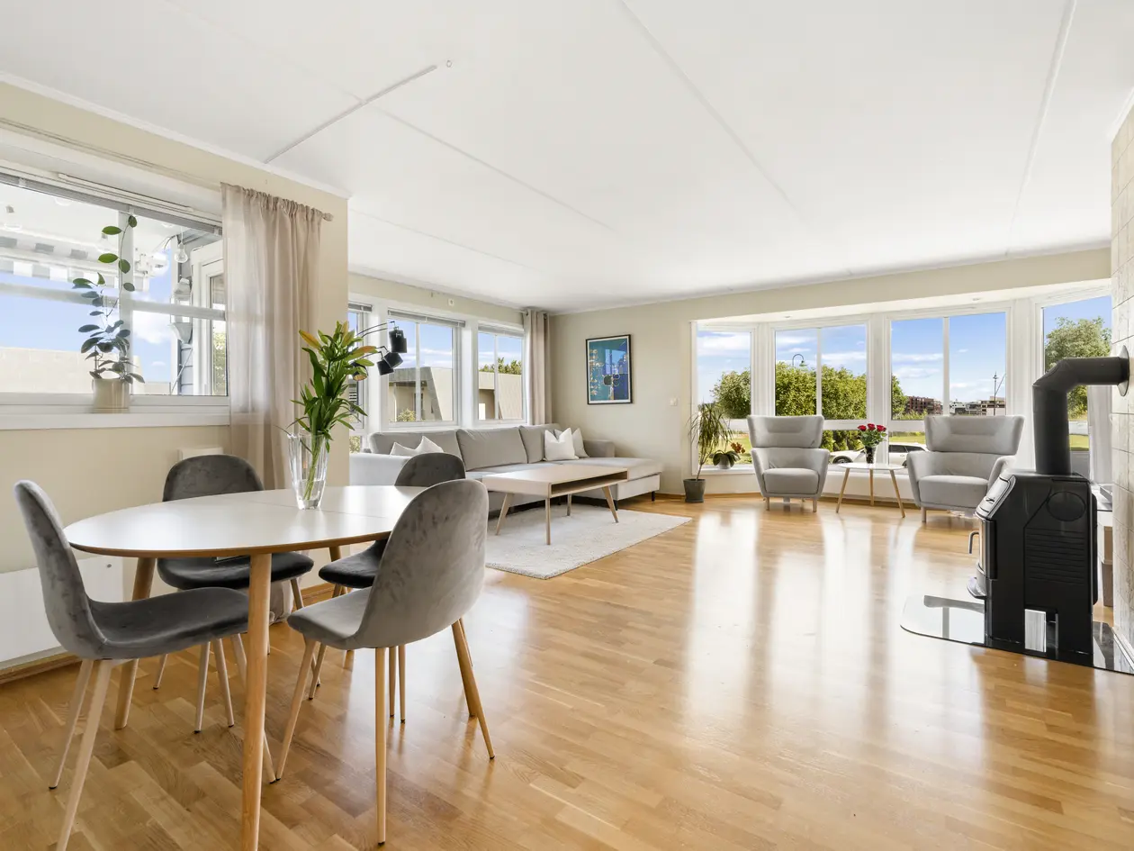4-roms endeleilighet i høy 1. etasje med vestvendt veranda, fint utsyn og enkel adkomst. Garasjeplass. photo 1