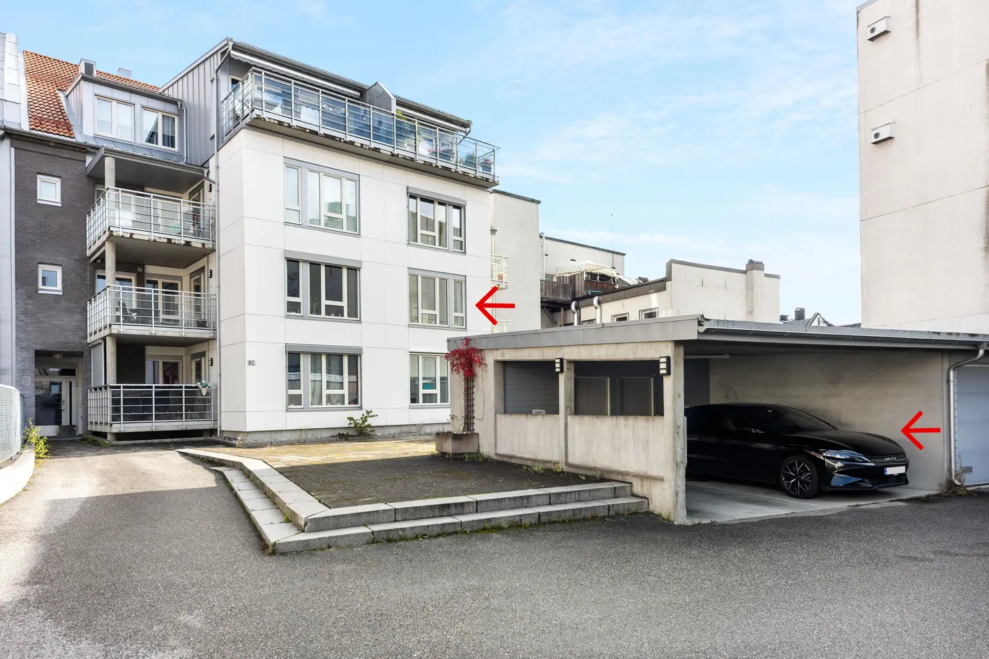 SENTRUMSNÆR LEILIGHET M/ EGEN CARPORT. 2 SOVEROM. IN-ORDNING. HEIS. VESTVENDT BALKONG M/OVERBYGG. LIVSLØPS.