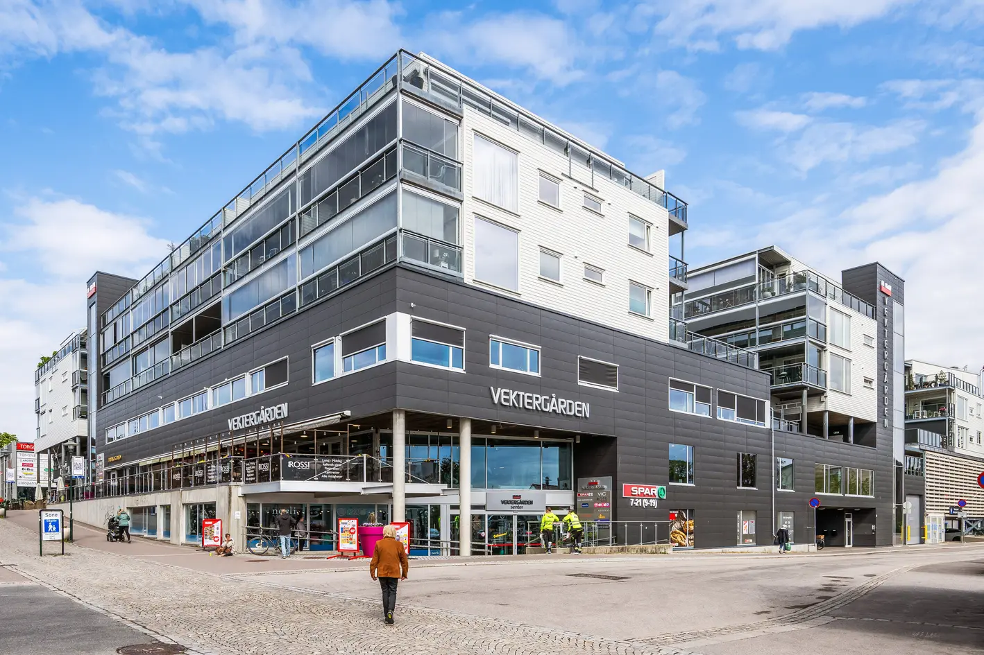 Pen og velholdt selveierleilighet i 3. etg. i Vektergården. Stor balkong m/sjøutsikt. Heis og parkering