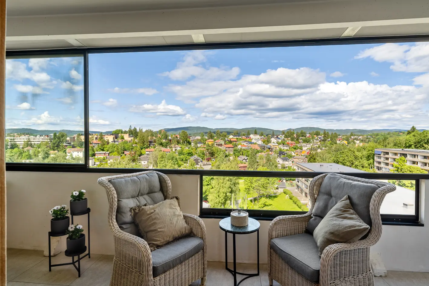 Lekker 2-roms toppleilighet i 8.etg med heis og garasjeplass| Innglasset balkong på 10 m² | Solrik beliggenhet, oslo