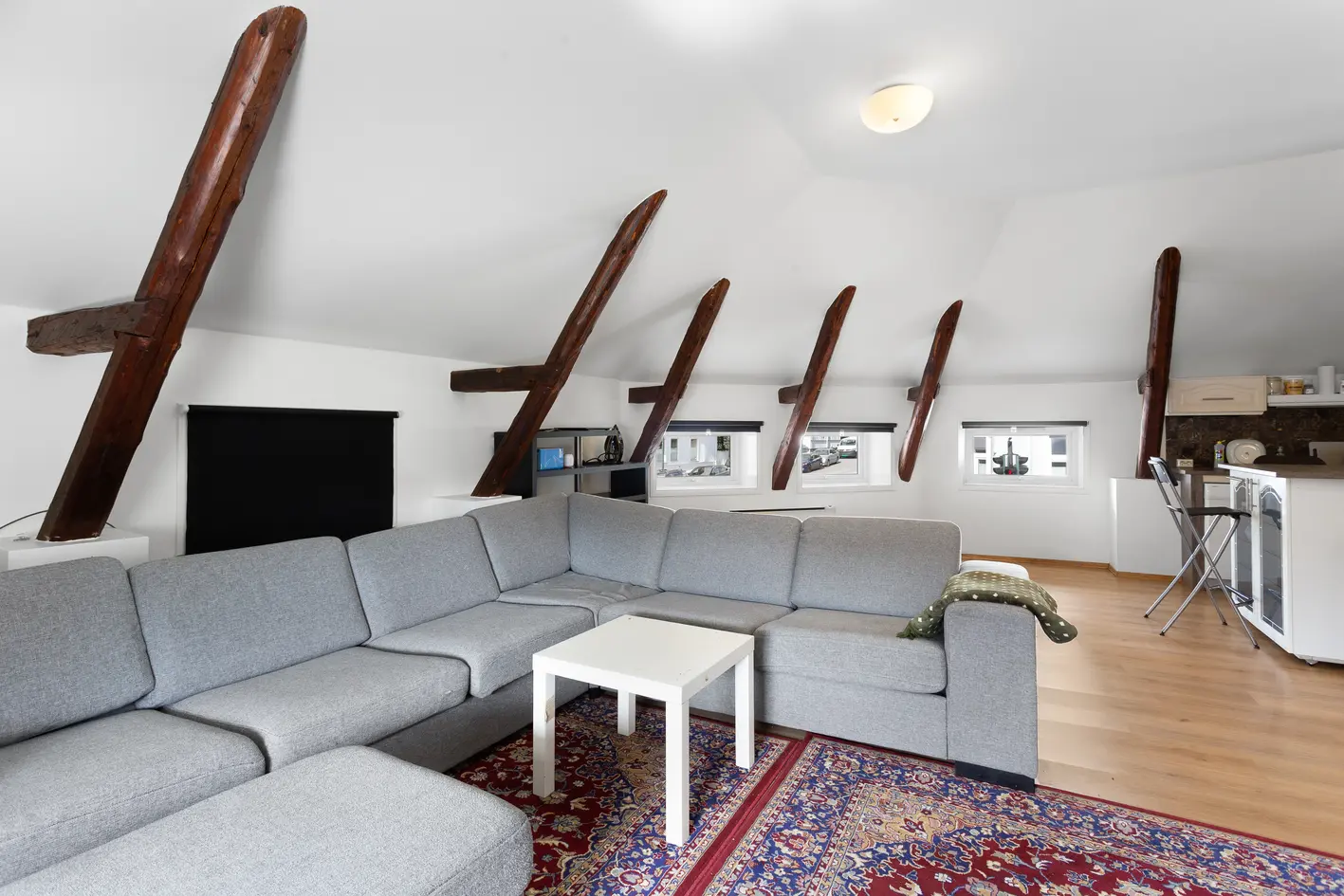 Sentrumsnær eiendom med kombinert bolig- og næringsbygning. 4-roms leilighet på loft og butikklokale i 1. etg. Parkering photo 5