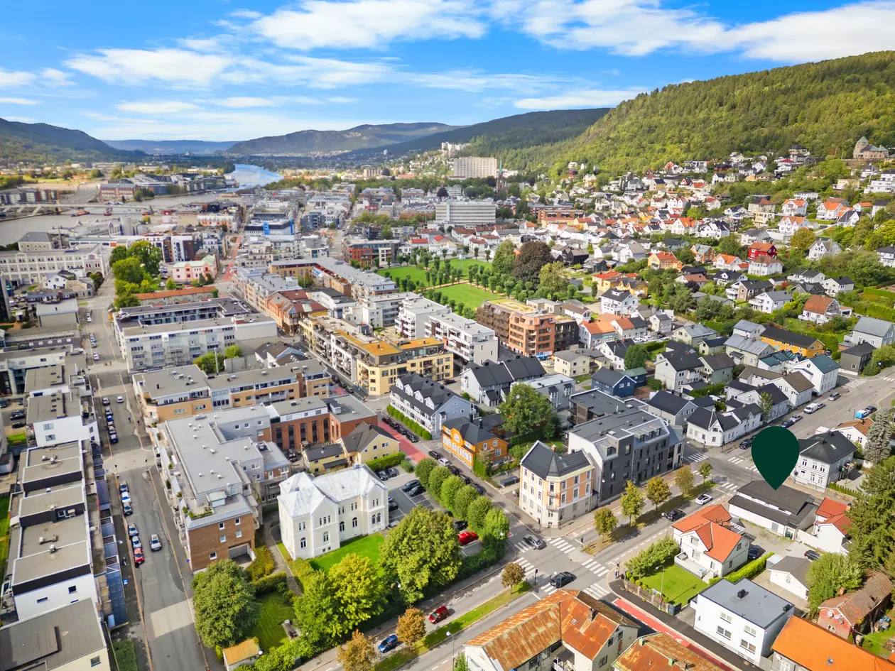 Sentrumsnær eiendom med kombinert bolig- og næringsbygning. 4-roms leilighet på loft og butikklokale i 1. etg. Parkering photo 3