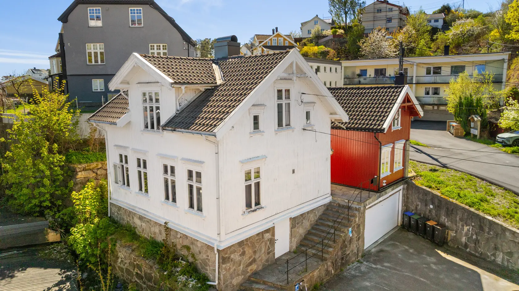 Klassisk bolig med ekstra boenhet/ anneks - Oppussingsbehov - Gode utleiemuligheter - Garasje med plass til 4 biler, arendal