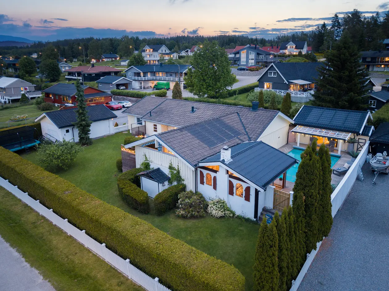 Visning 27 sept. | Betydelig påkostet enebolig |Alt på ett plan | Skjermet hage|Stort basseng | Anneks | Dobbeltgarasje photo 3