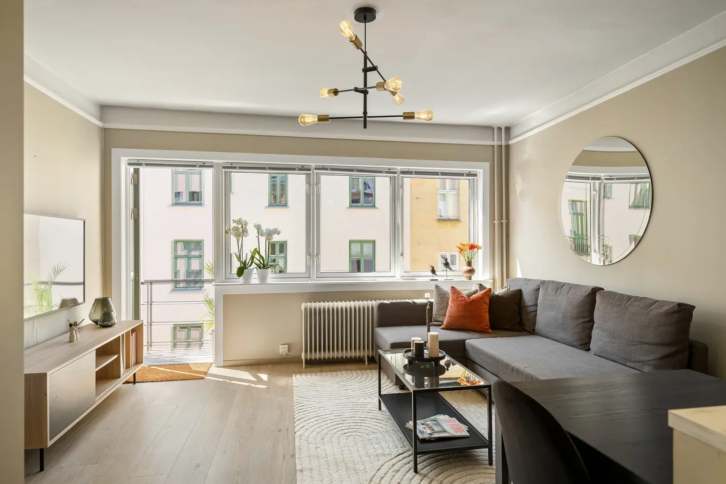 Lys og moderne andelsleil. med attraktiv beliggenhet - Solrik balkong - Nyoppusset 2021/22 - Vv. & fyring inkl - Heis, oslo