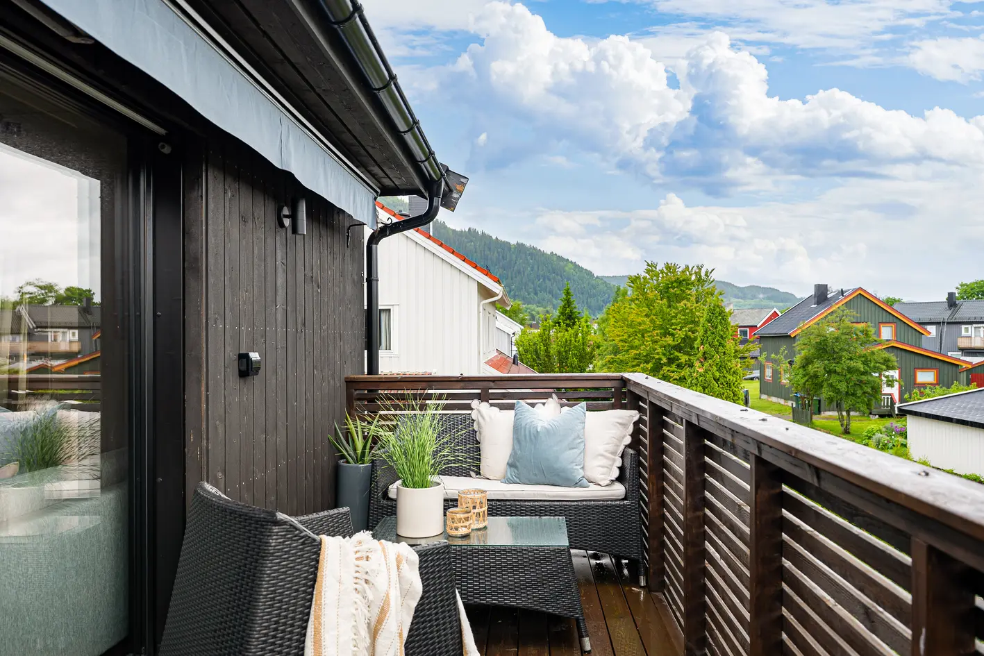 Attraktiv og moderne 2-roms med romslig balkong, solrik beliggenhet, utsikt, god standard, carport og bod.  photo 2