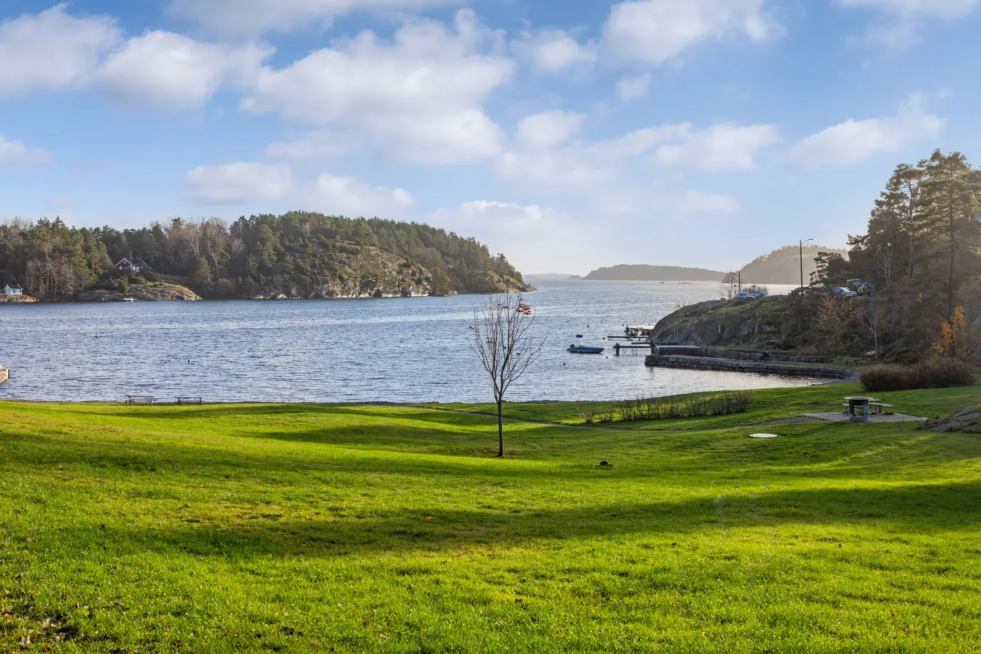 Familievennlig og velholdt rekkehus over 3 plan – peis og varmepumpe – 3 uteplasser – garasje – like ved stranden photo 3