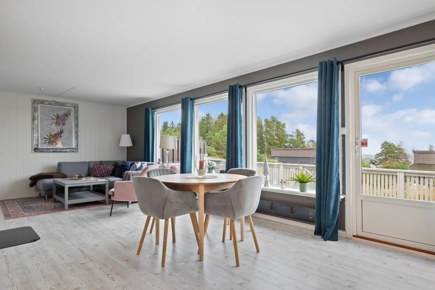 Familievennlig og velholdt rekkehus over 3 plan – peis og varmepumpe – 3 uteplasser – garasje – like ved stranden photo 2
