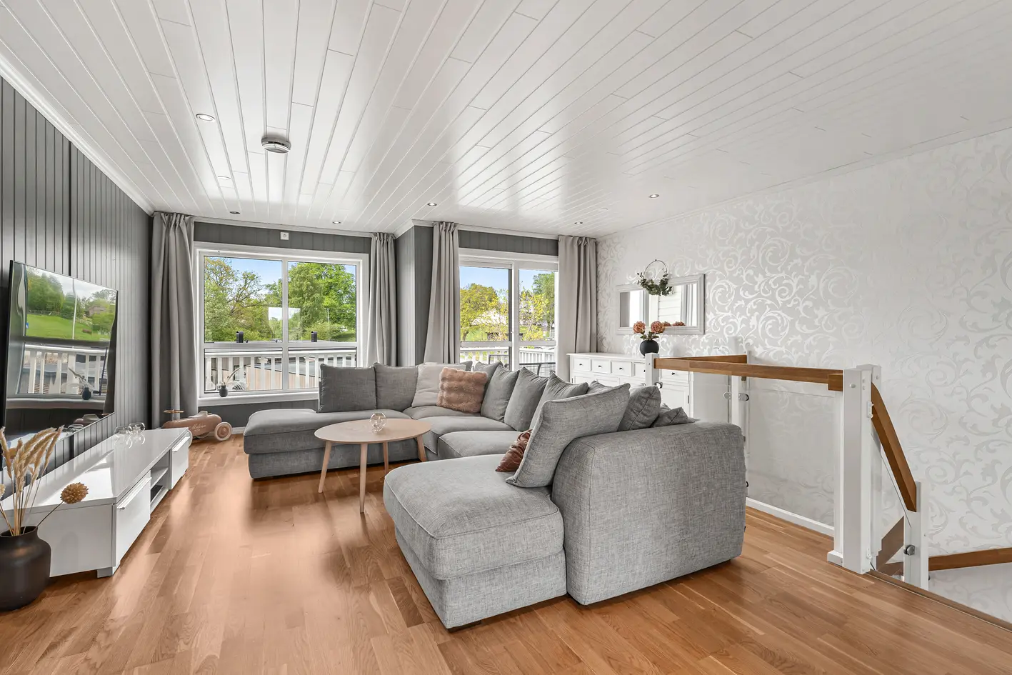Flott leilighet over to plan med balkong og pent opparbeidet uteareal. Vedovn og varmepumpe. God planløsning. photo 5