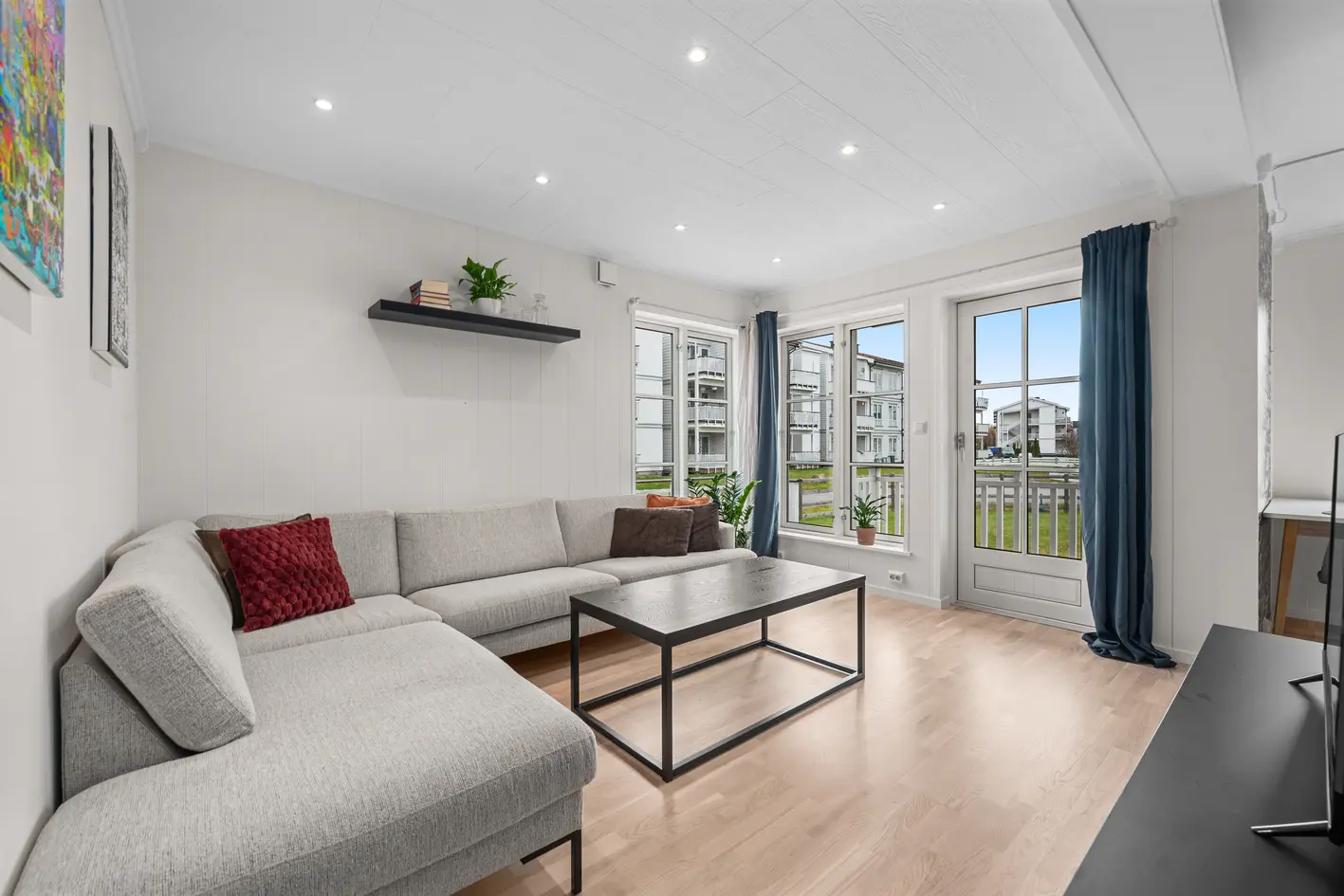 Tiltalende og attraktiv 2-R eierleilighet i 1. etasje | P-plass | Solrik terrasse | Kort vei til tog og servicetilbud