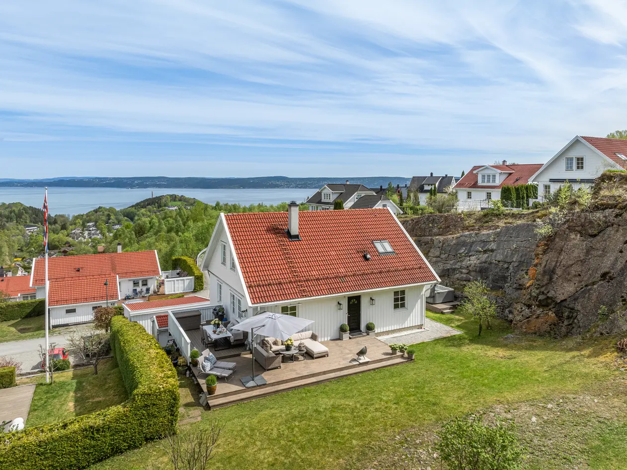 Innbydende villa med fantastisk utsikt - høyt og fritt - gode solforhold - hybel - kort vei til både sjøen og marka, vollen