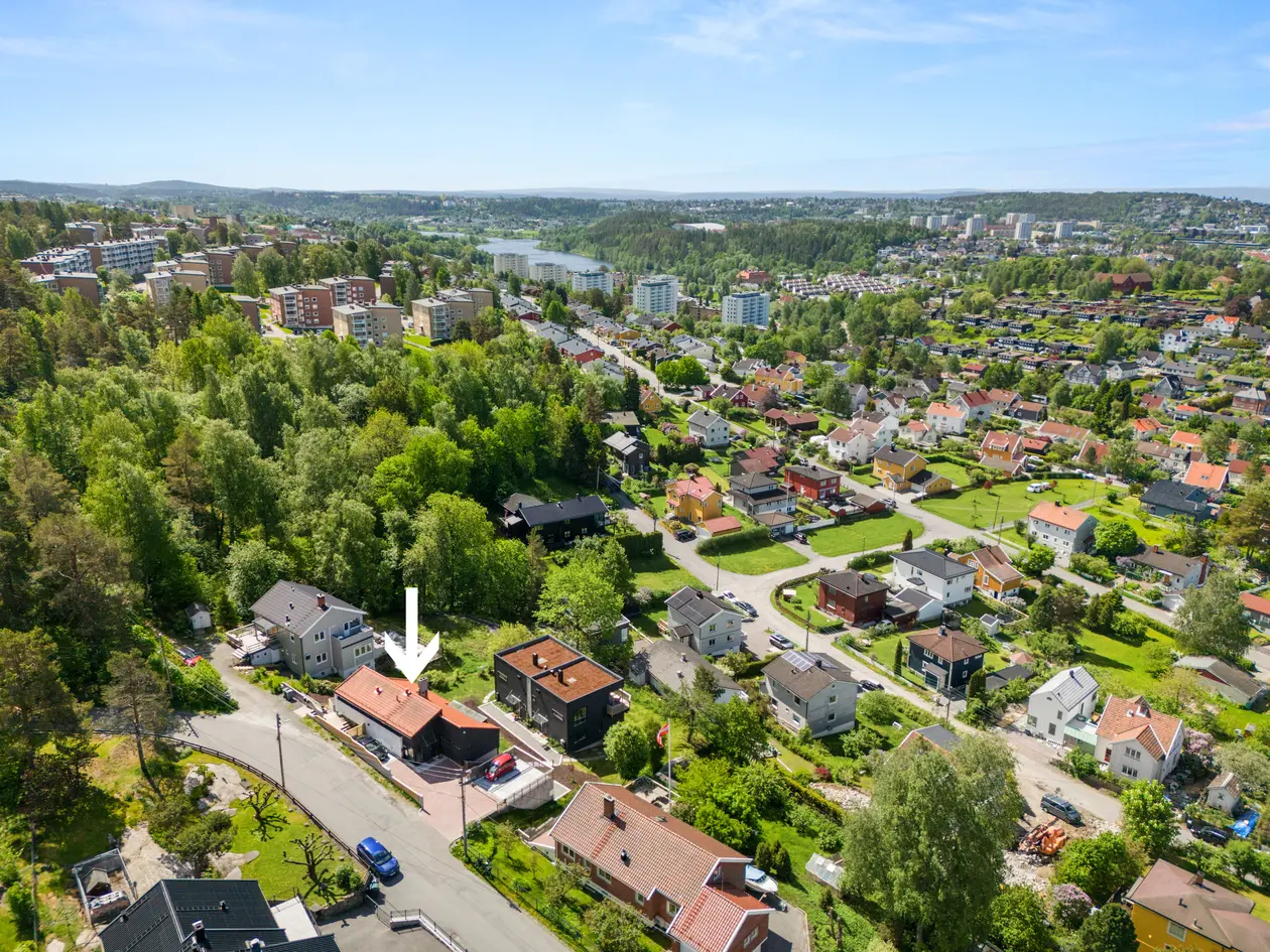 Arkitekttegnet og påkostet enebolig på 203 m². God takhøyde, solrik terrasse, utsikt og parkering. Skjermet beliggenhet. photo 2