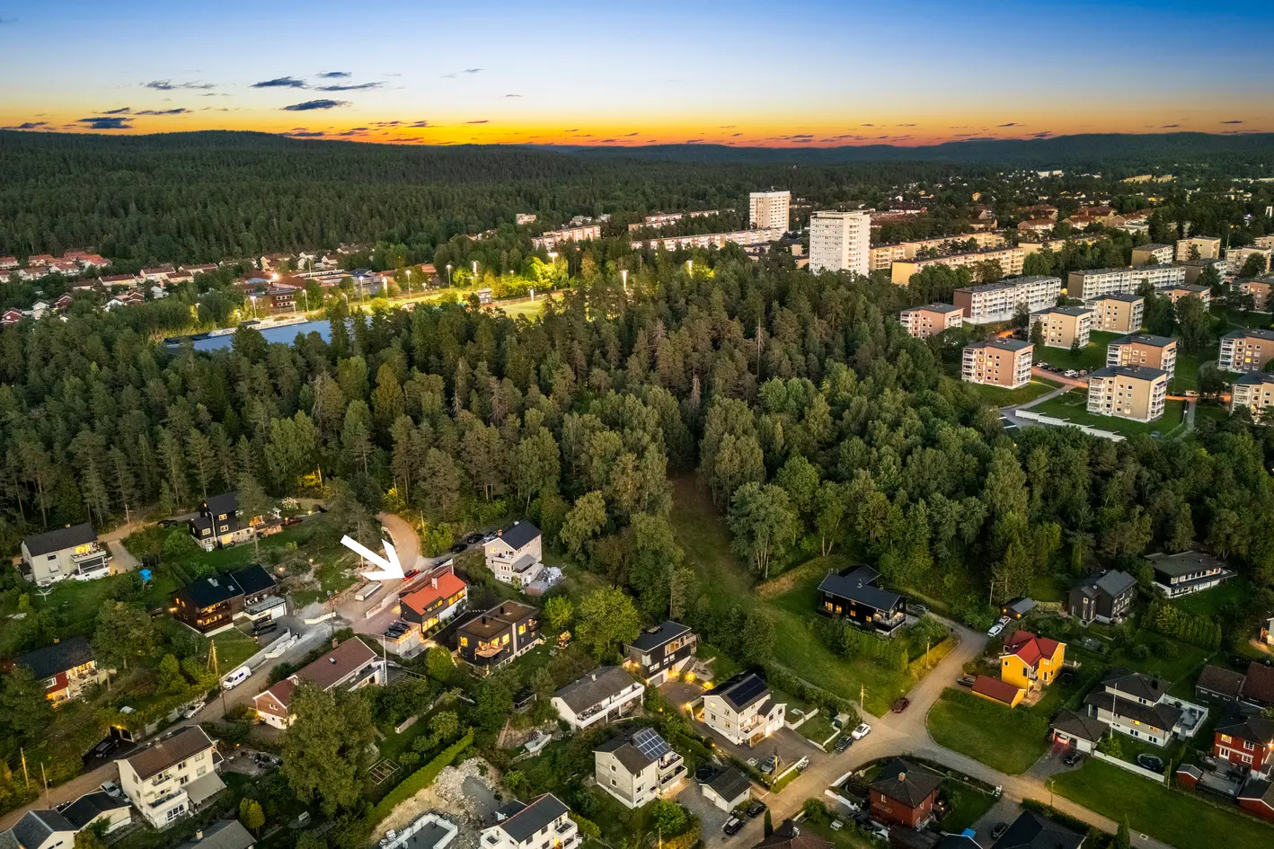 Arkitekttegnet og påkostet enebolig på 203 m². God takhøyde, solrik terrasse, utsikt og parkering. Skjermet beliggenhet. photo 4