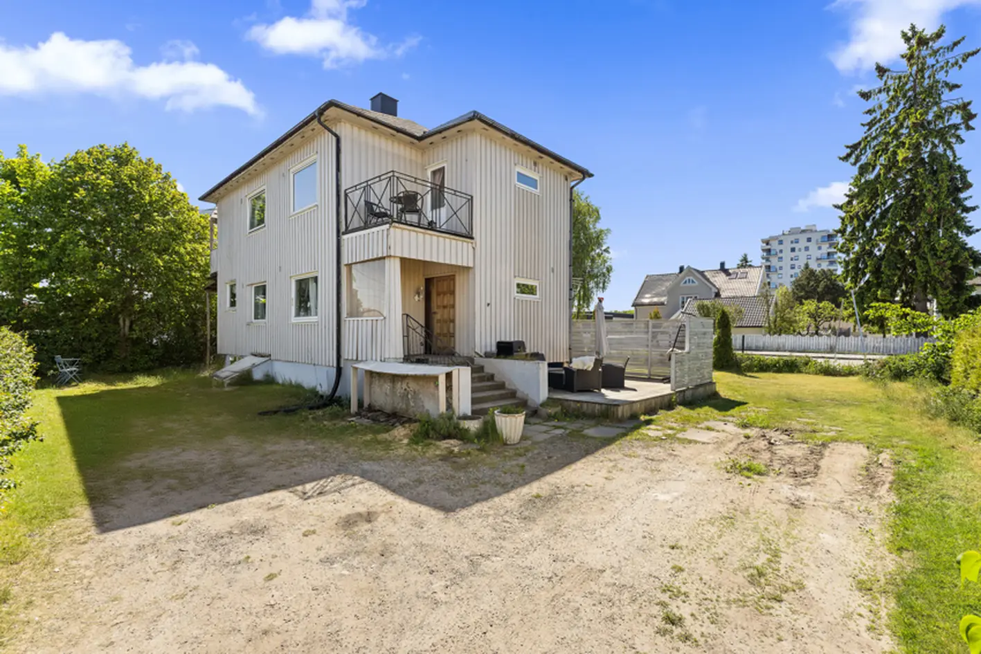 3-roms eierseksjon - Del av tomannsbolig - Sentral beliggenhet - Pent kjøkken - To balkonger - Parkering