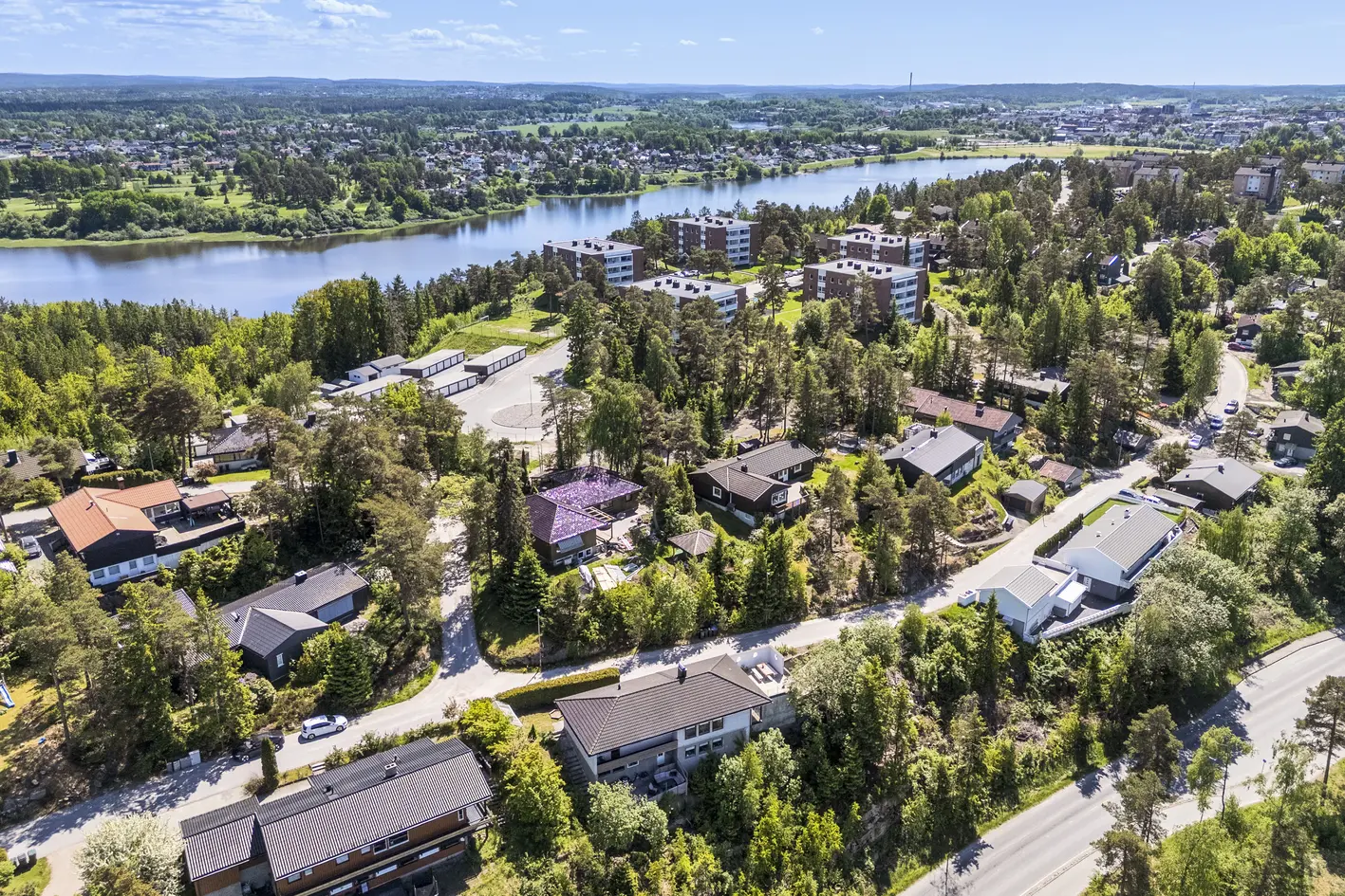 Meget innholdsrik bolig over 2 etasjer med utleiedel- garasje- stor veranda - utsikt og vestvendt- attraktiv beliggenhet photo 3